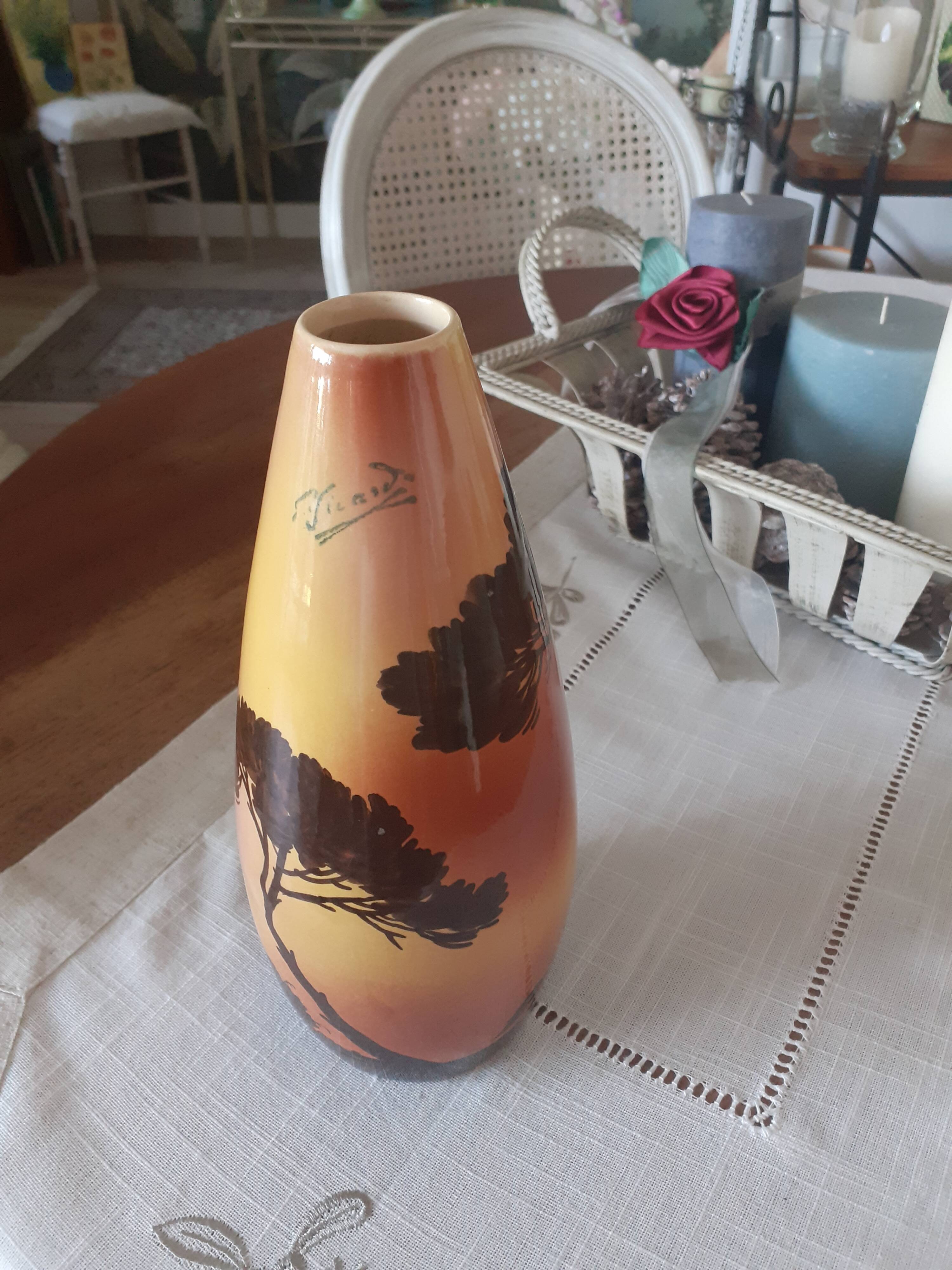 Vase en faïence, signé