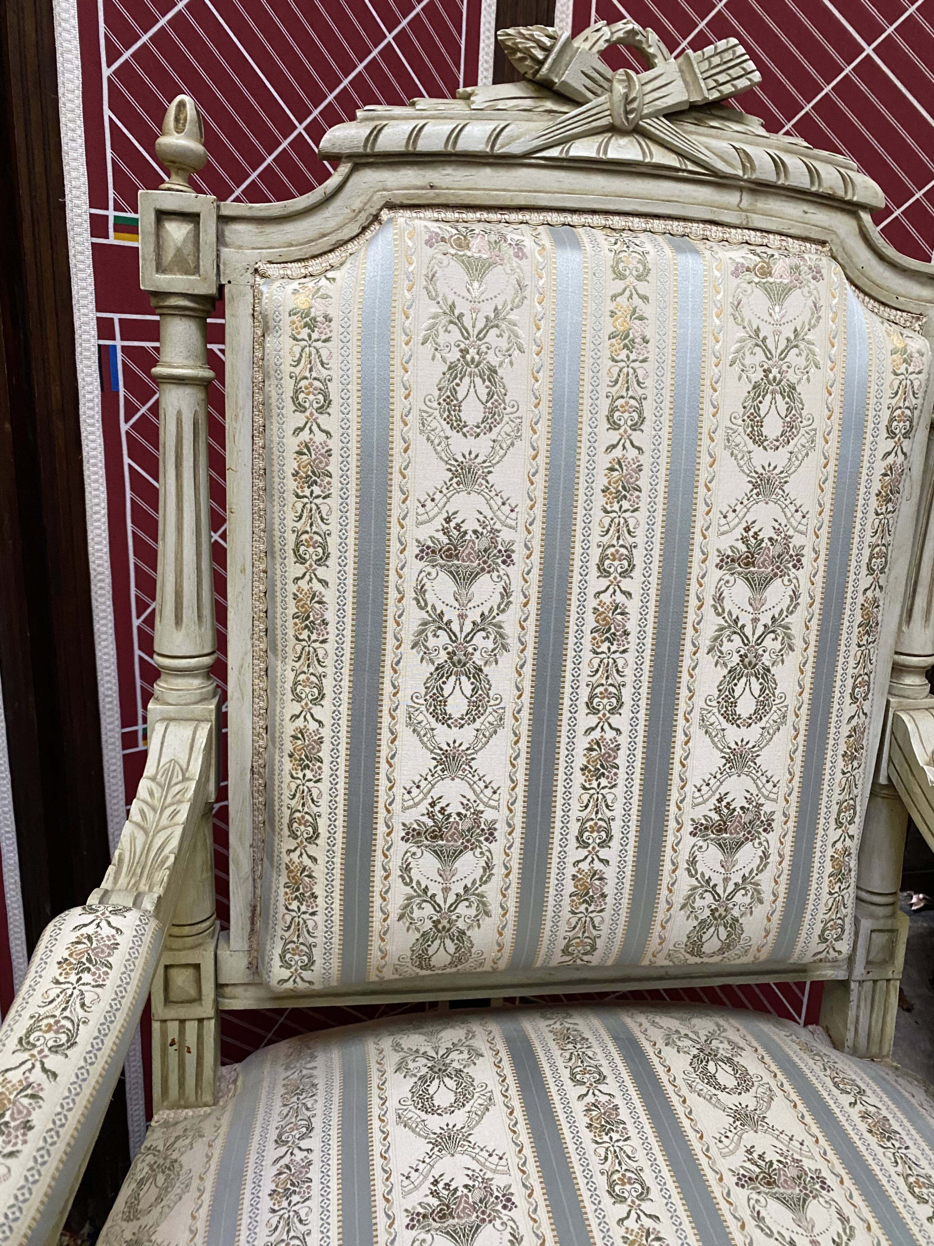Paire de fauteuils style Louis XVl sculptés avec tissus et soieries d’origine