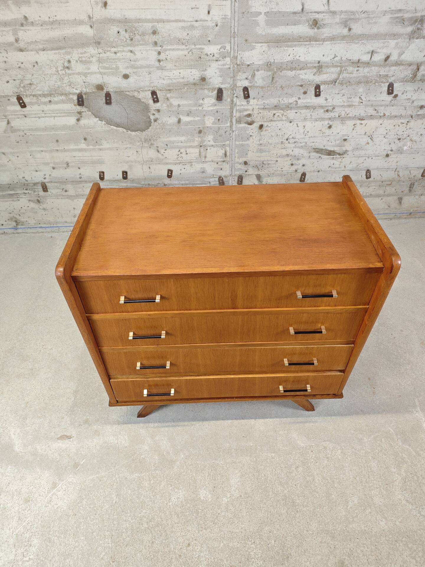 Vintage commode with tapered legs