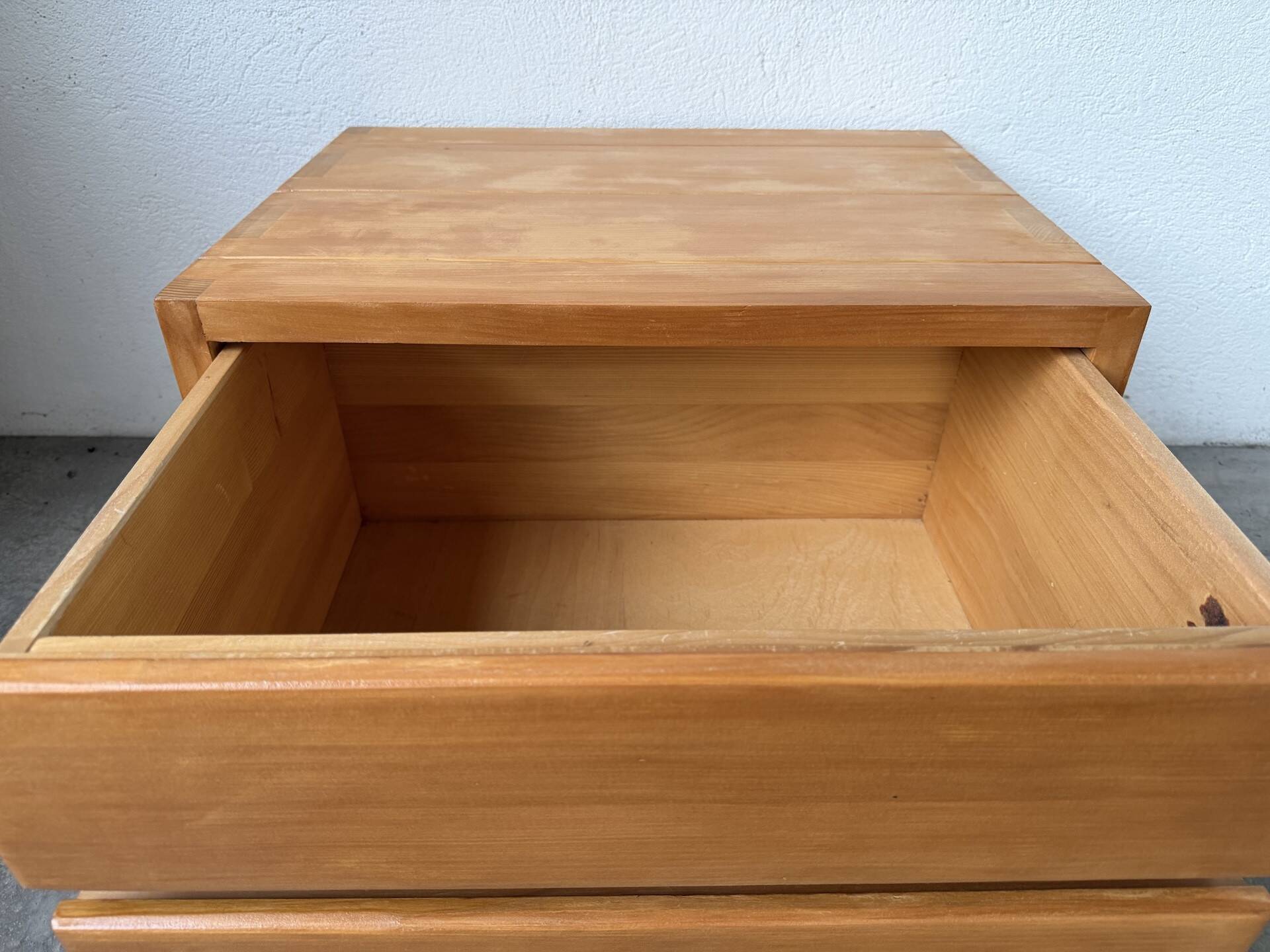 Regain bedside table in solid elm