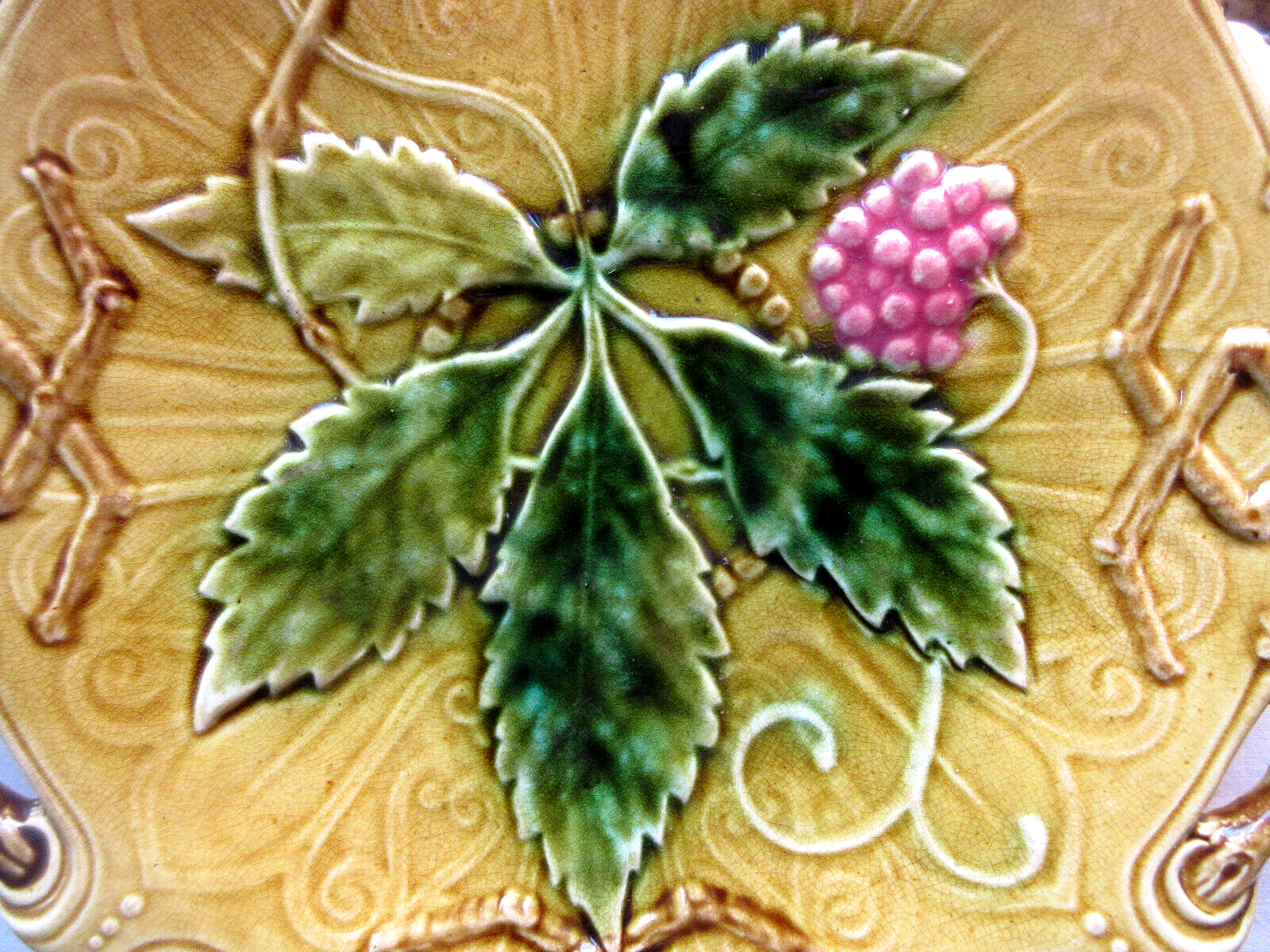 6 assiettes en barbotine Gien Primefleur