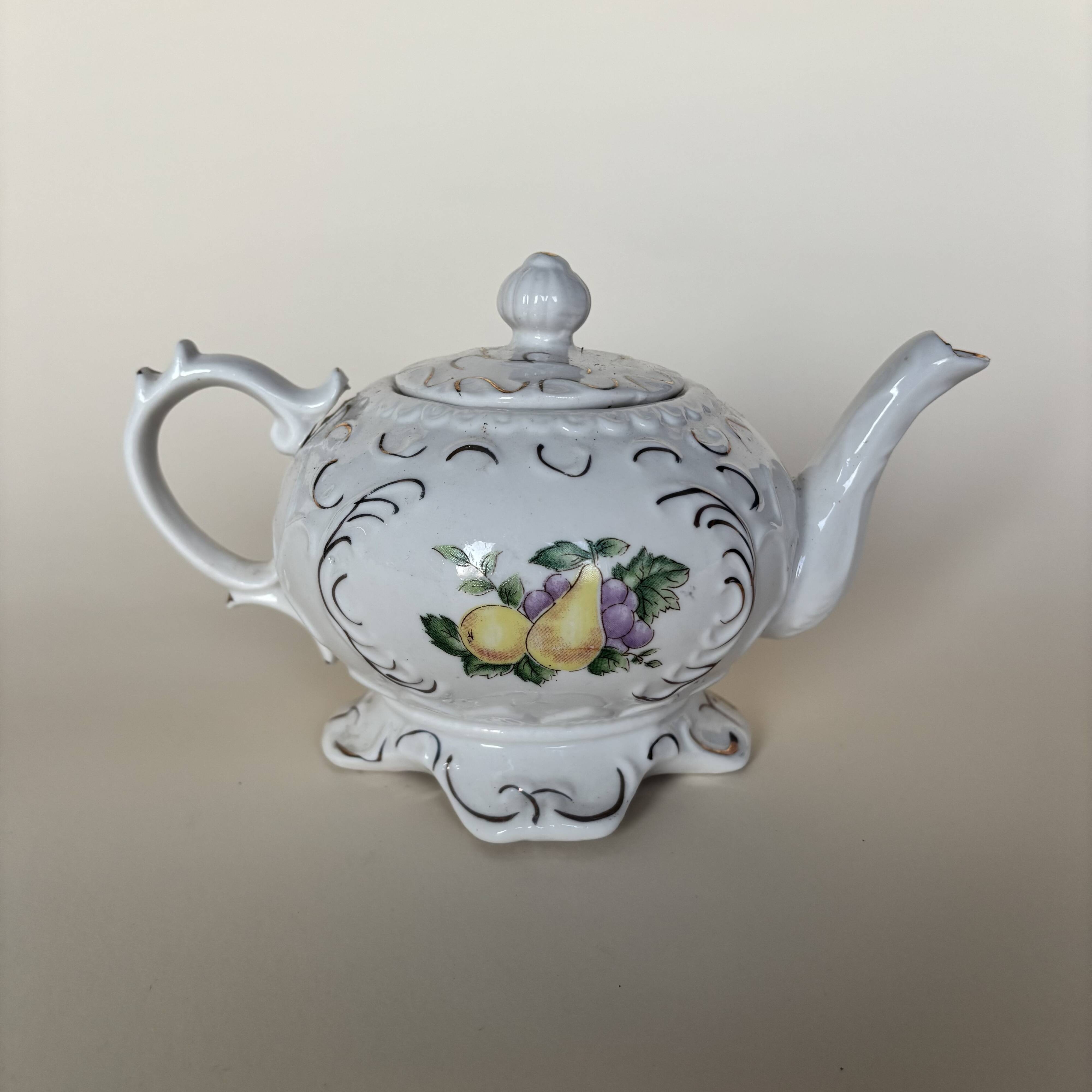 Teapot with lemon decoration