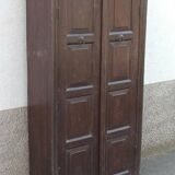 Ancienne armoire en bois foncée