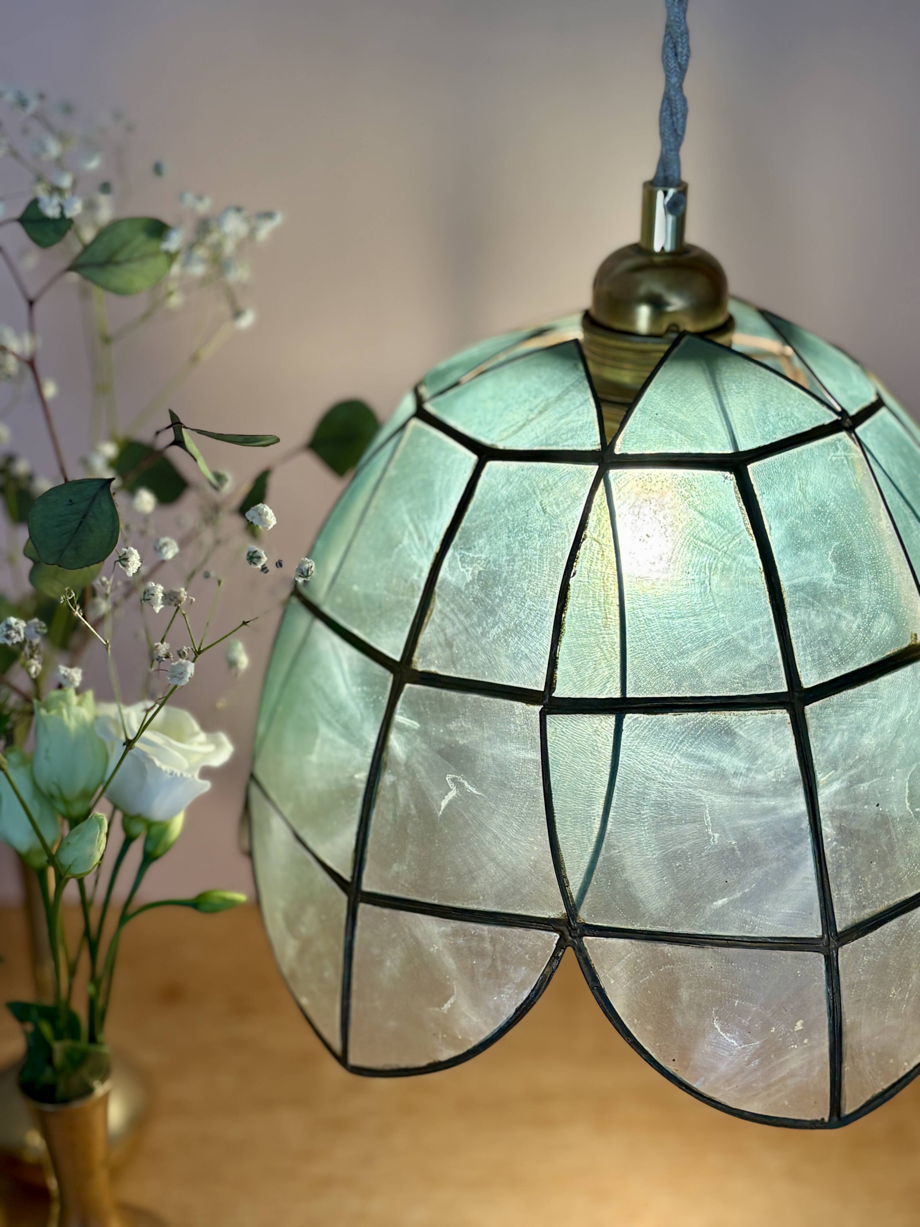 Vintage pendant light in blue mother-of-pearl and brass.