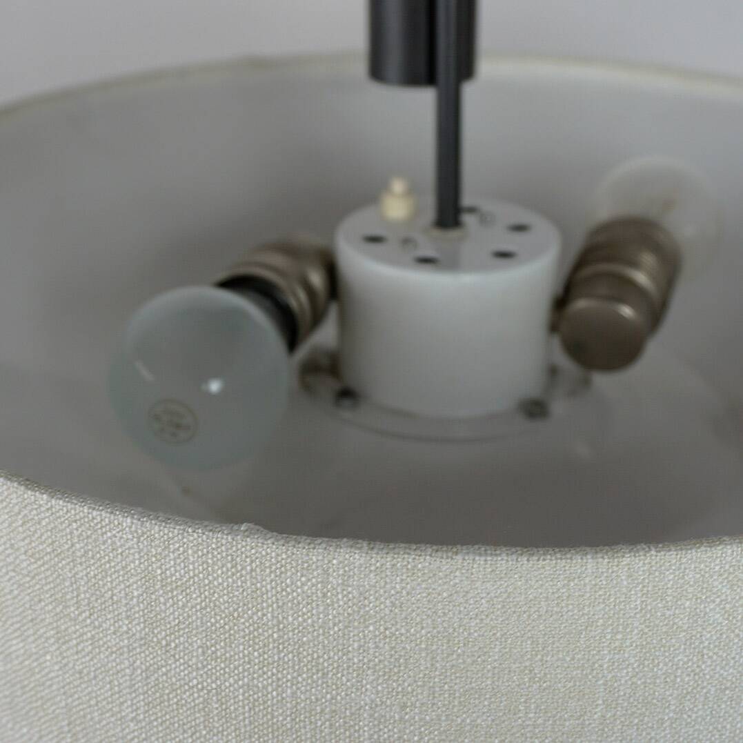 Lampe à pendentif en métal noir avec contrepoids du milieu du siècle autrichien par J.T. Kalmar