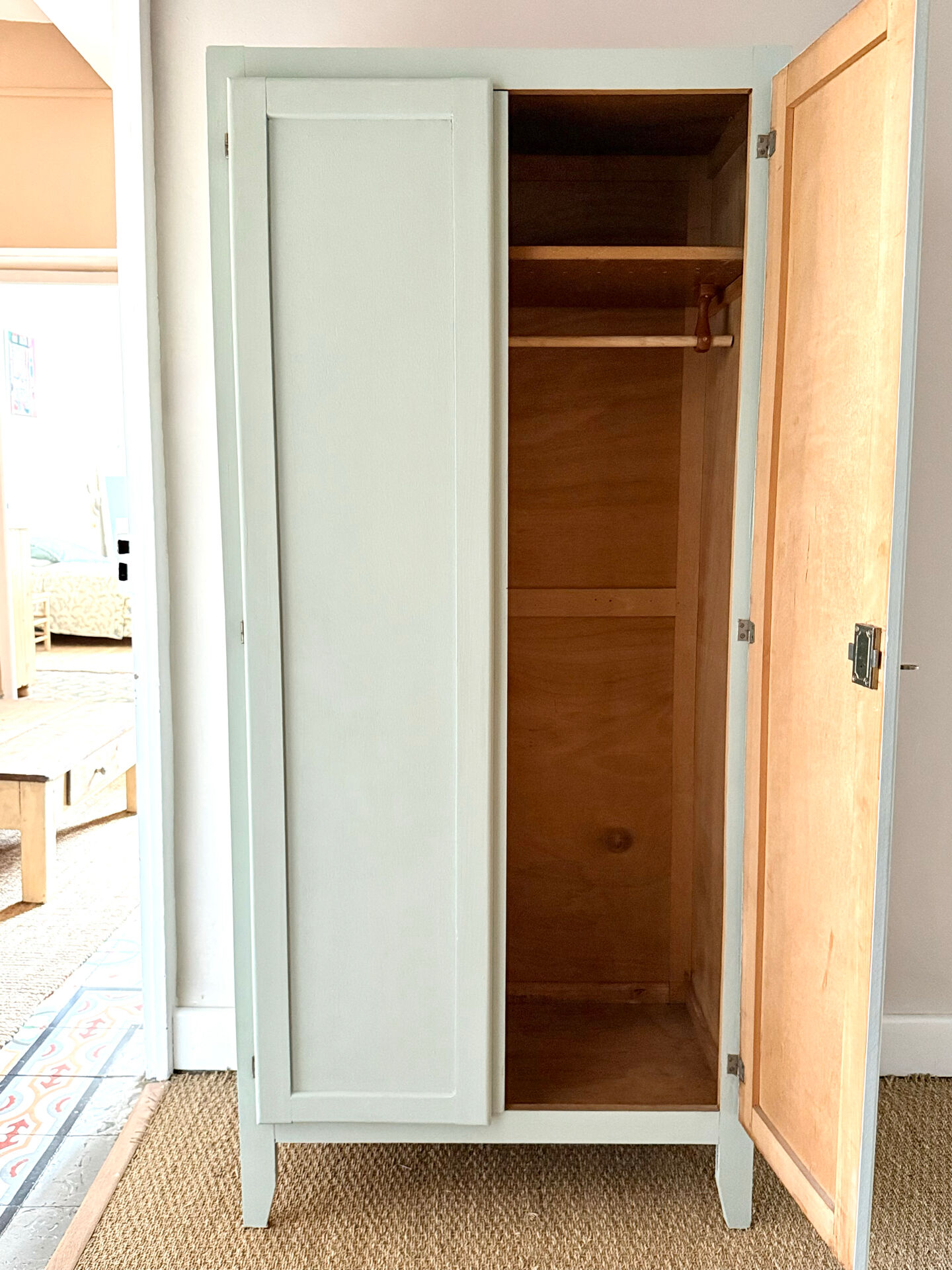 Parisian wardrobe bonnetière