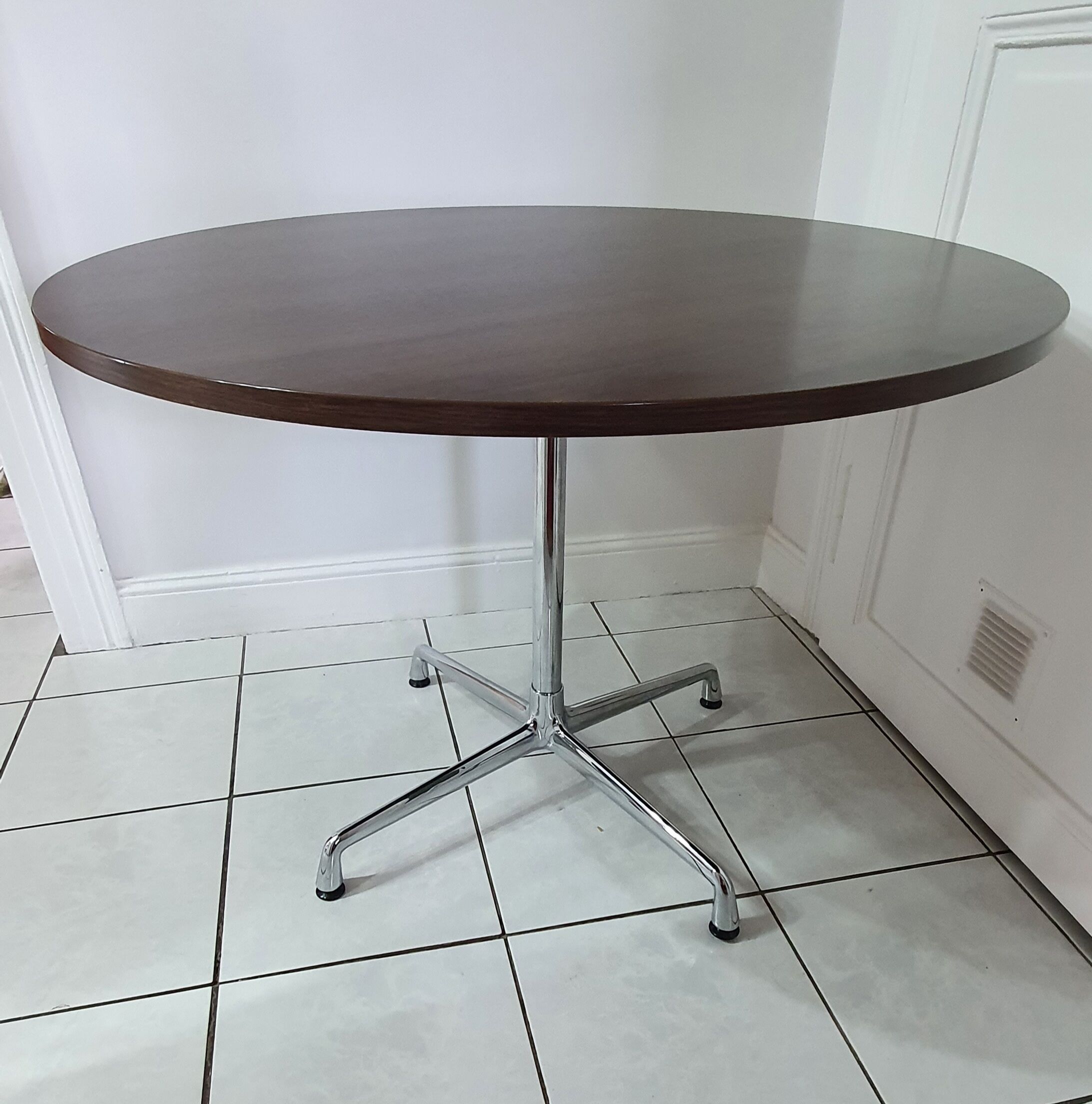 Table "contract base" design Charles et Ray Eames édition Vitra