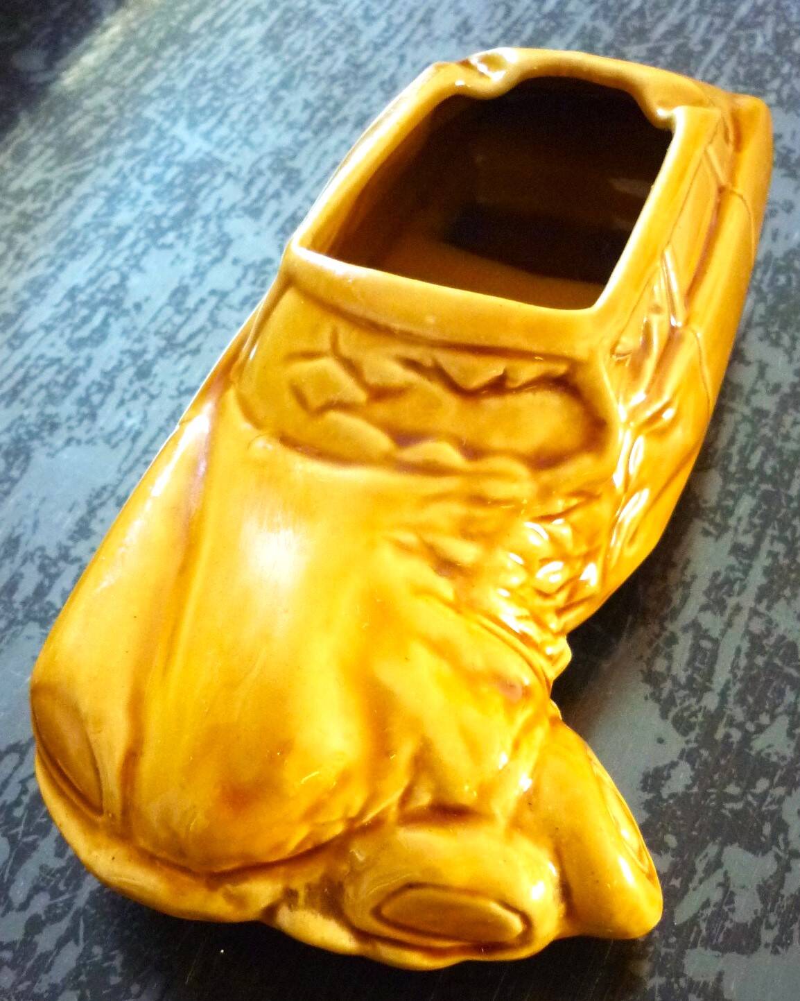Advertising ashtray, Citroën DS in ochre earthenware, bodywork, garage