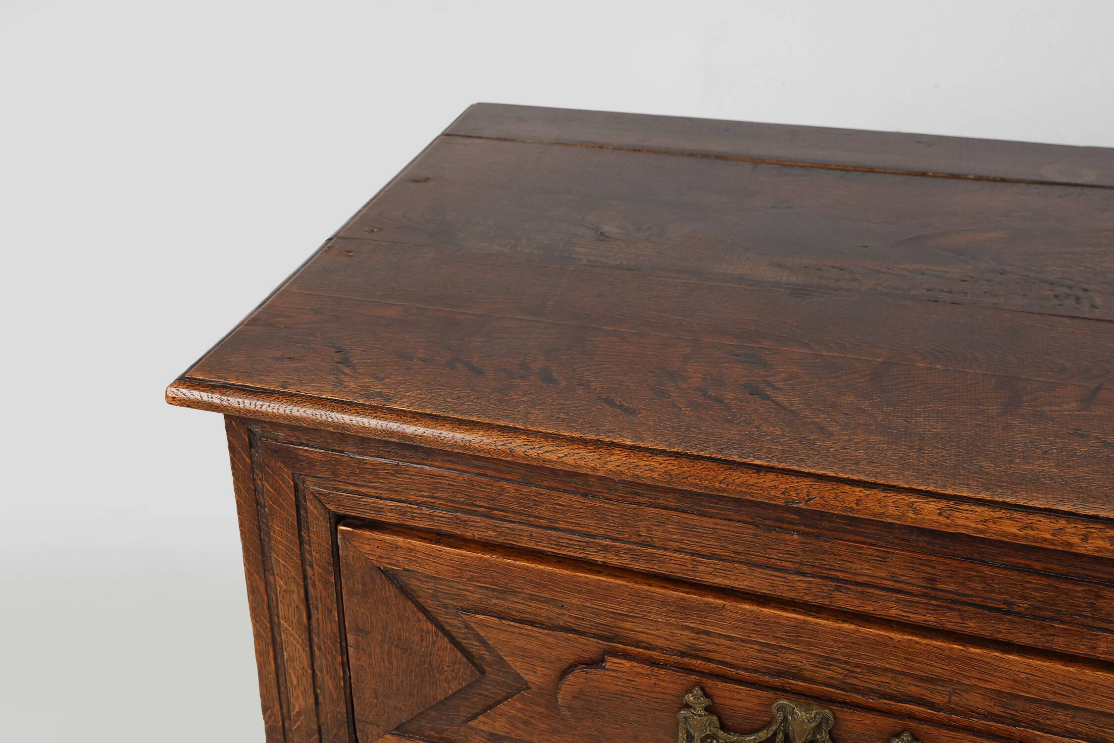 Antique hand crafted en carved chest of drawers in oak, ca. 1800