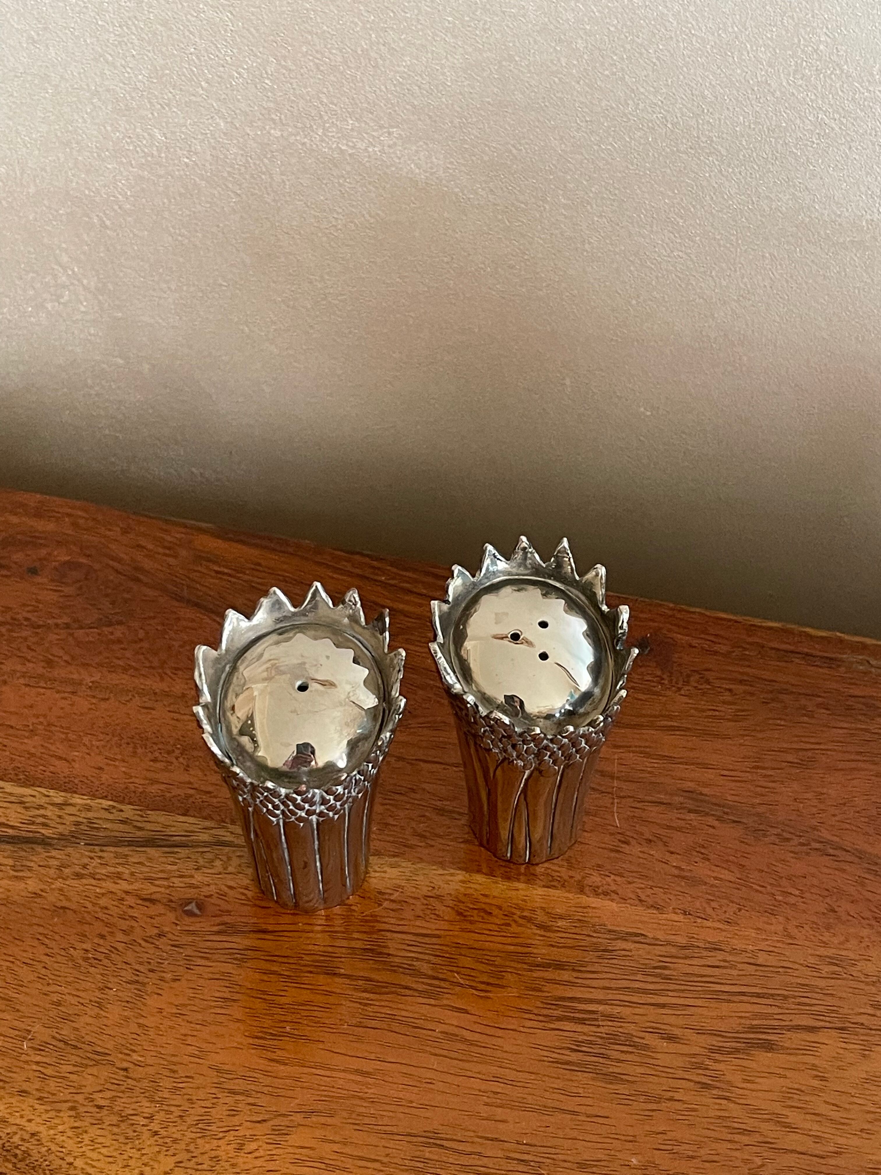 Silver metal pepper salt shaker duo