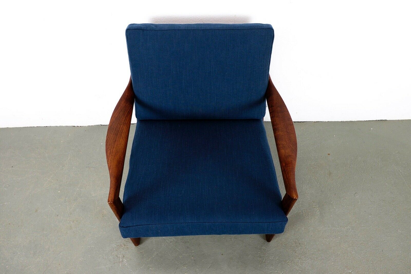 Illum Wikkelsø chair model 20 made by Niels Eilersen