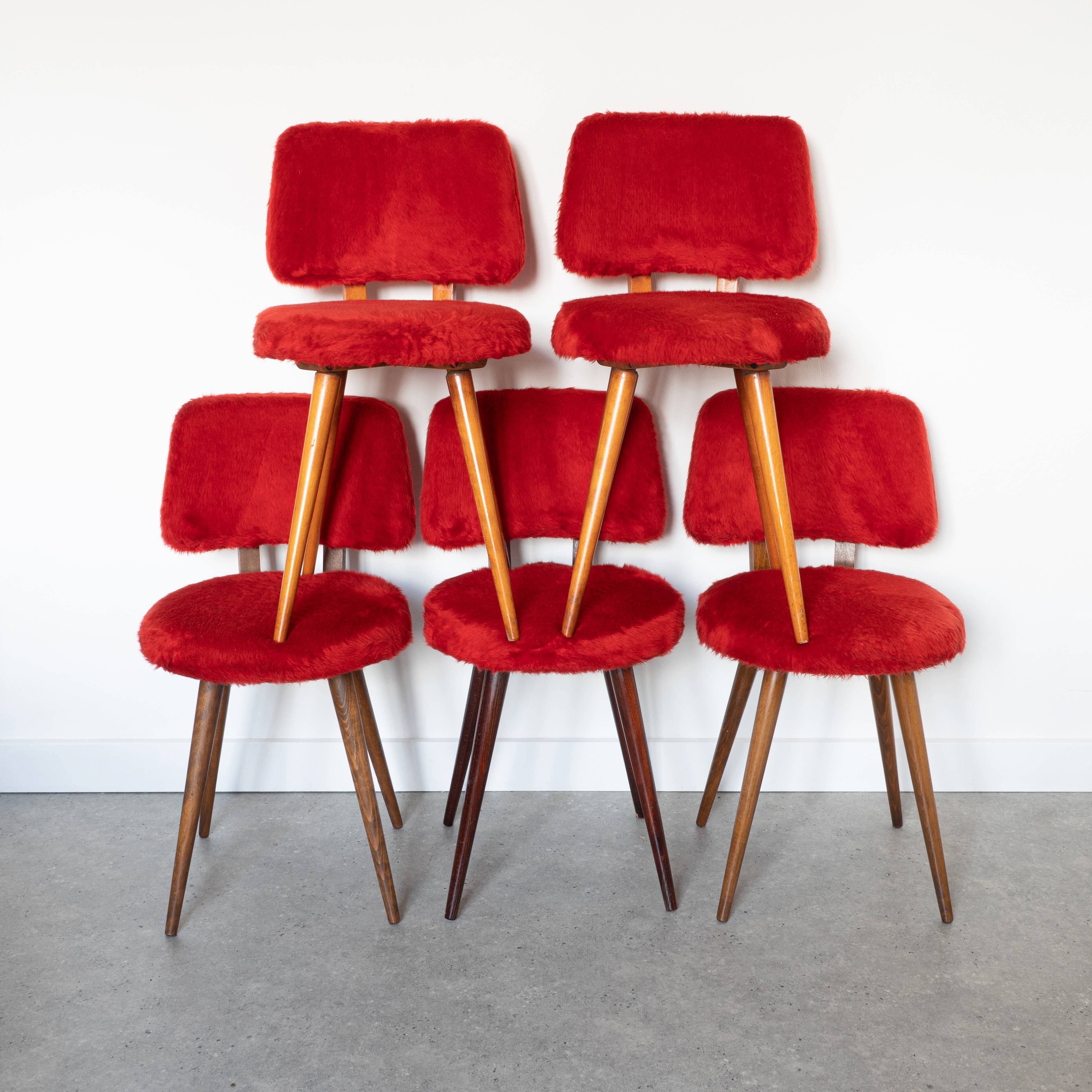 Set of 5 wooden chairs with red Pelfran moumoute