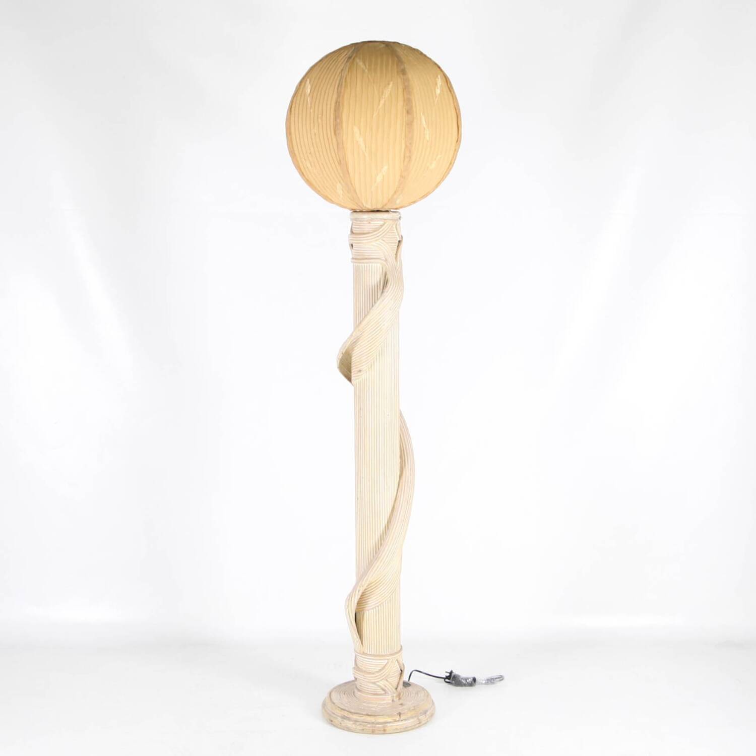 Lampadaire en rotin et soie