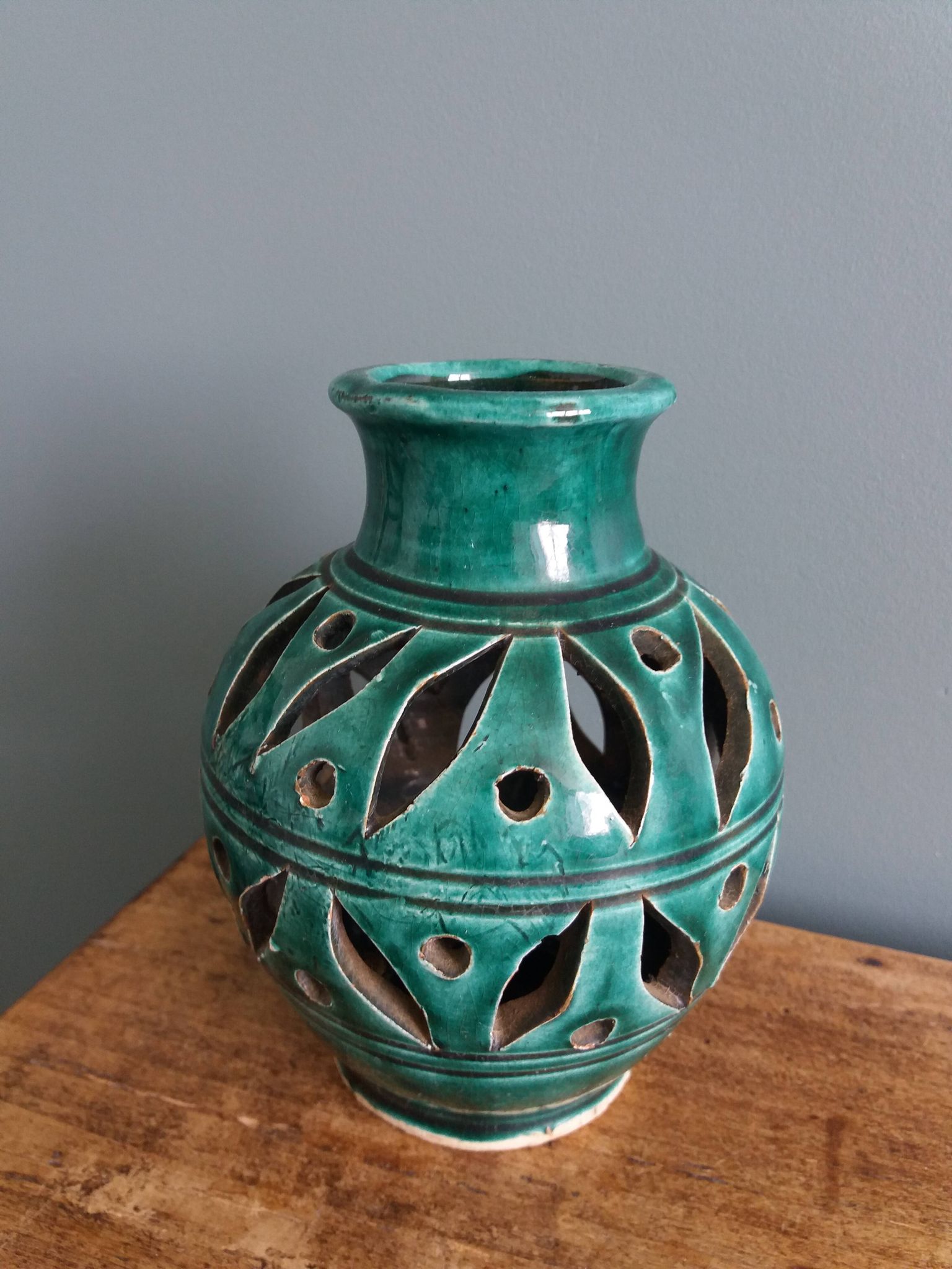 Vase artisanal ajouré emeraude