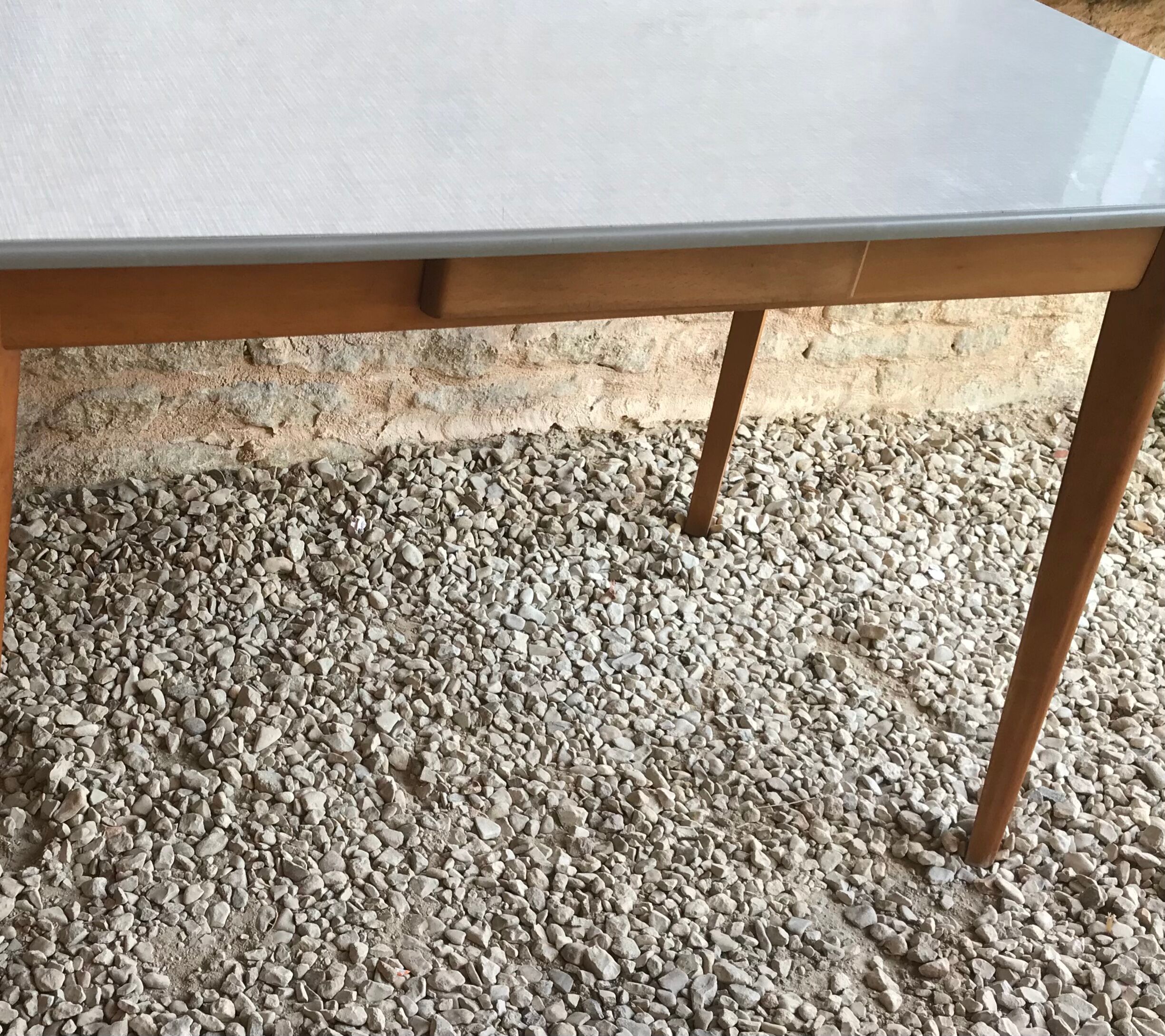 Table de cuisine 1960’s en formica et piétement compas bois