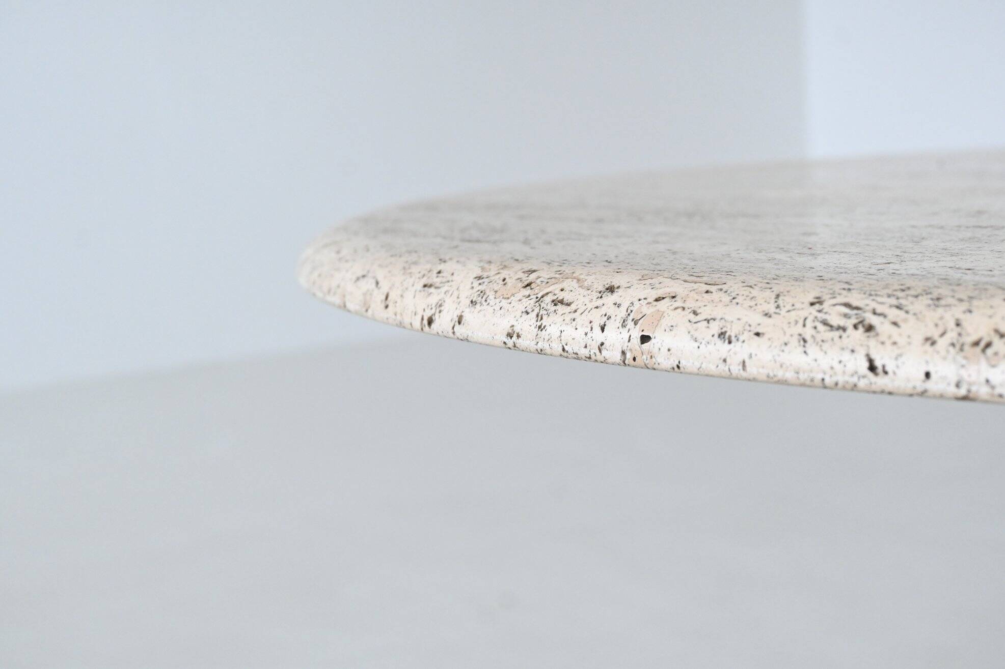 Grande table de salle à manger ronde sculpturale en travertin blanc crème, Italie, 1970