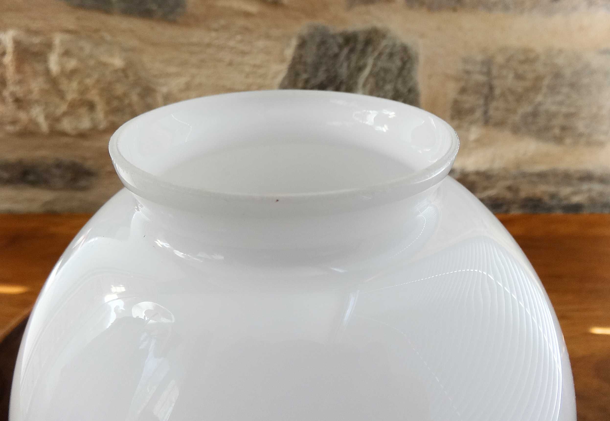 Globe in white opaline - 15 cm