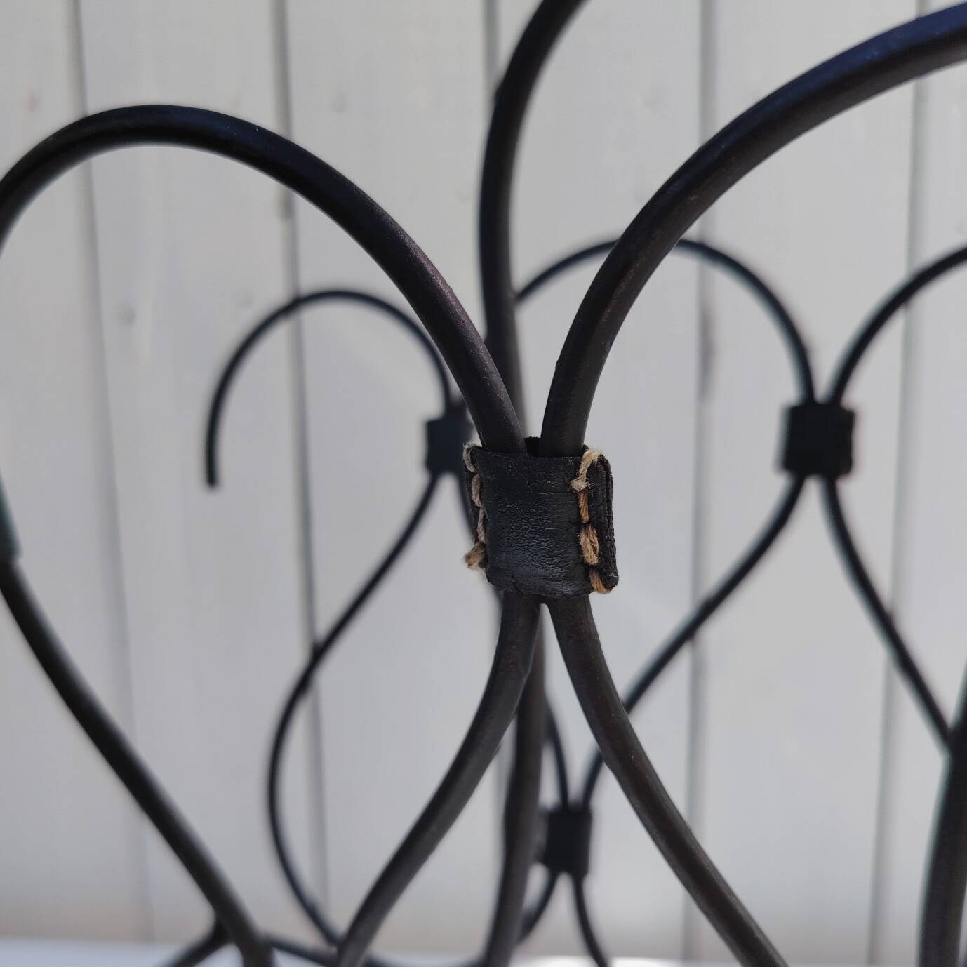 Metal and leather magazine rack, attributed to Jacques Adnet, vintage