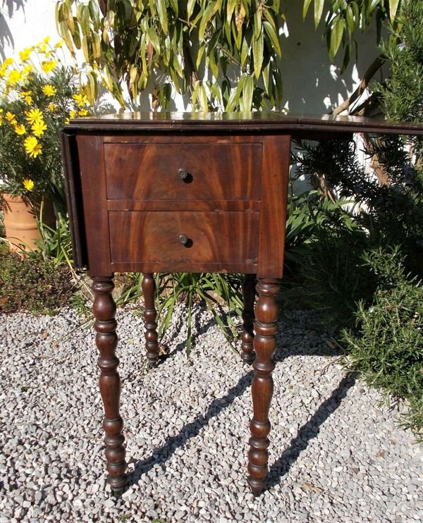 Table victorienne antique, table de travail en feuilles de goutte d’acajou, table d’côté, vers 1880