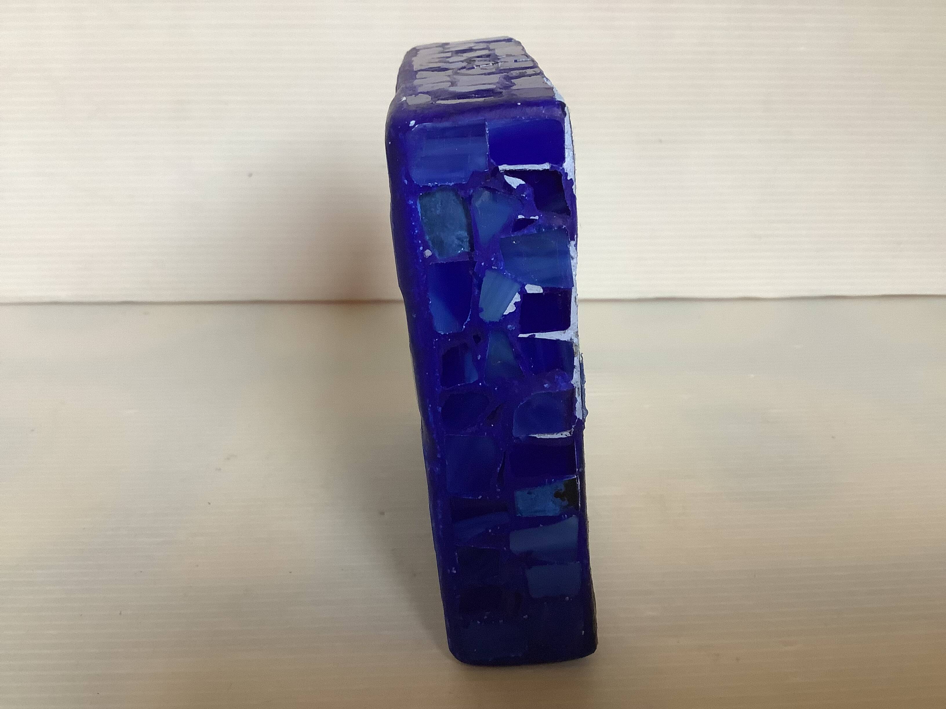 Blue mosaic pocket emptier