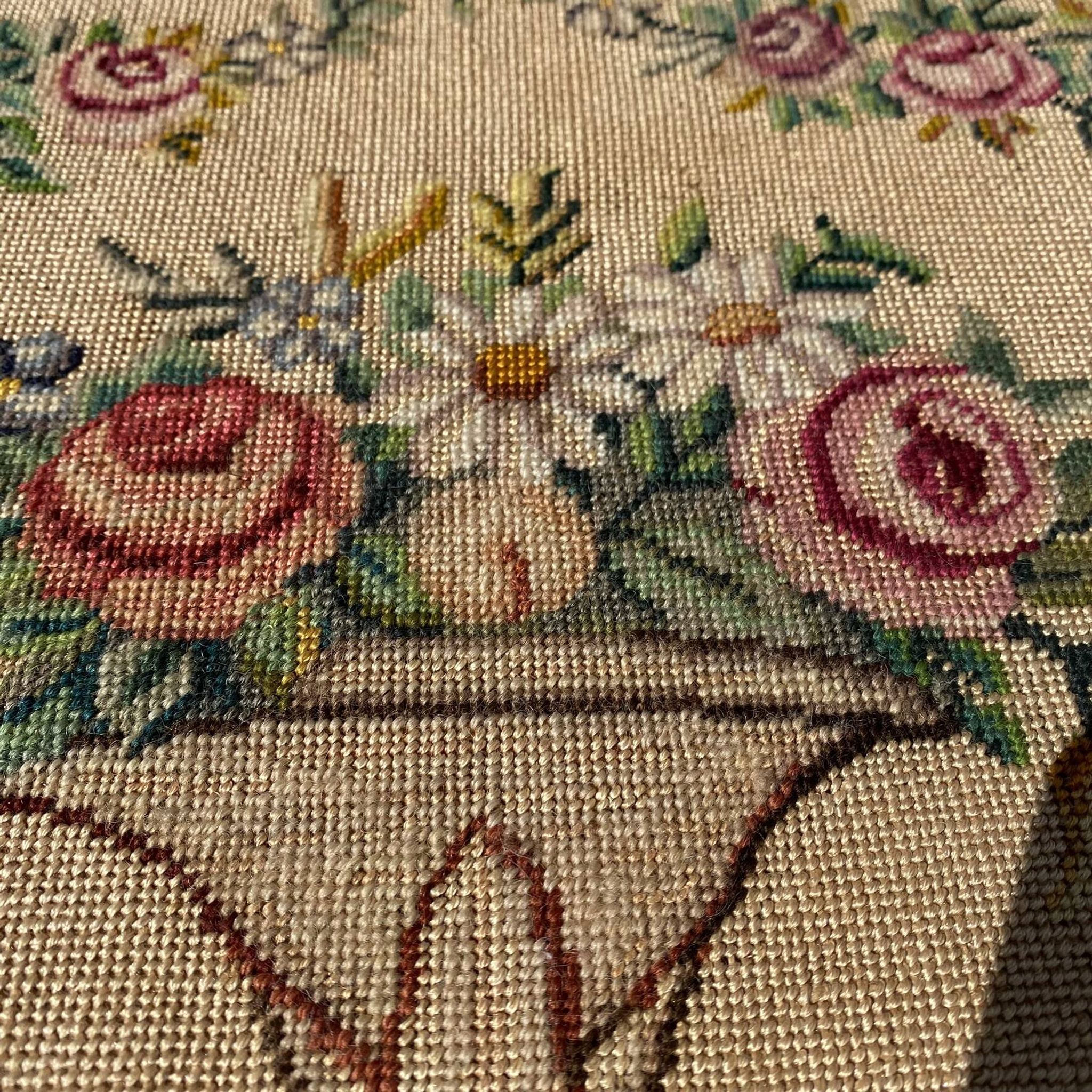 Ecran de cheminée en bois et tissu brodé 94X62