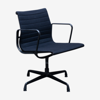 Fauteuil EA 108 Hopsak noir de Charles & Ray Eames, Vitra