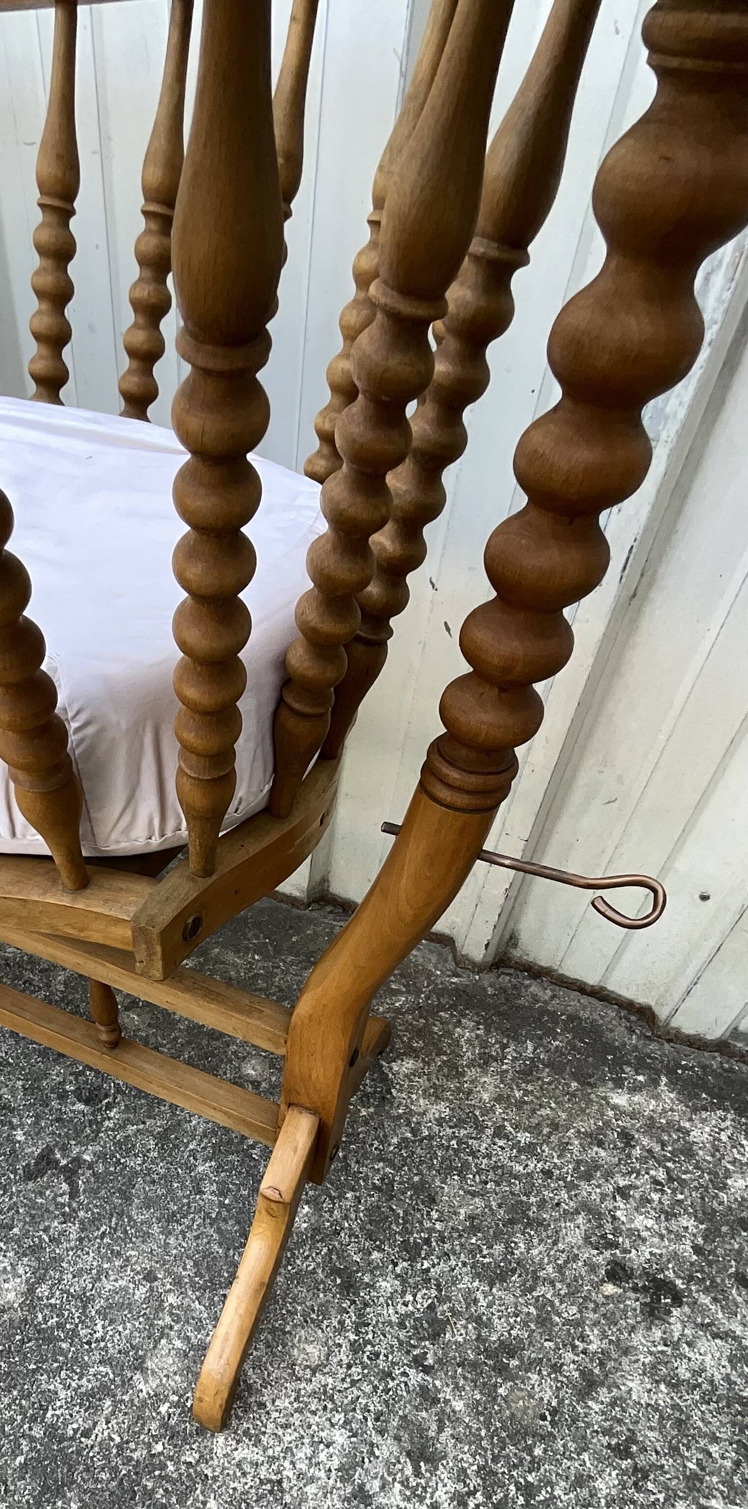 Antique cradle in solid beech – Early 20th century