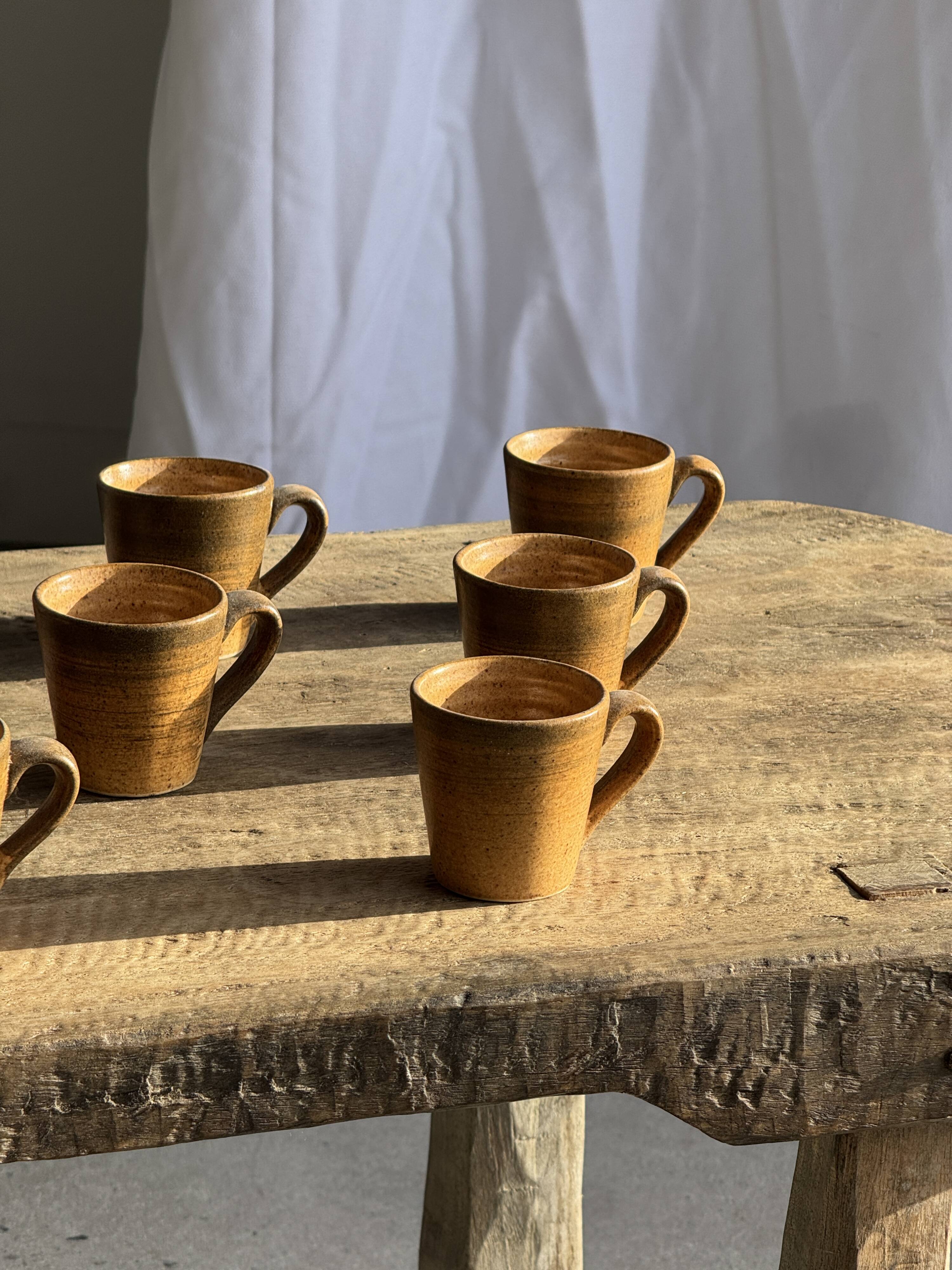 Set of 10 cups and 7 saucers ochre stoneware H7