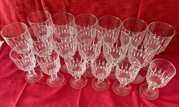 Superbe lot de 18 verres Cristal d’Arques – 12 verres à vin + 6 verr