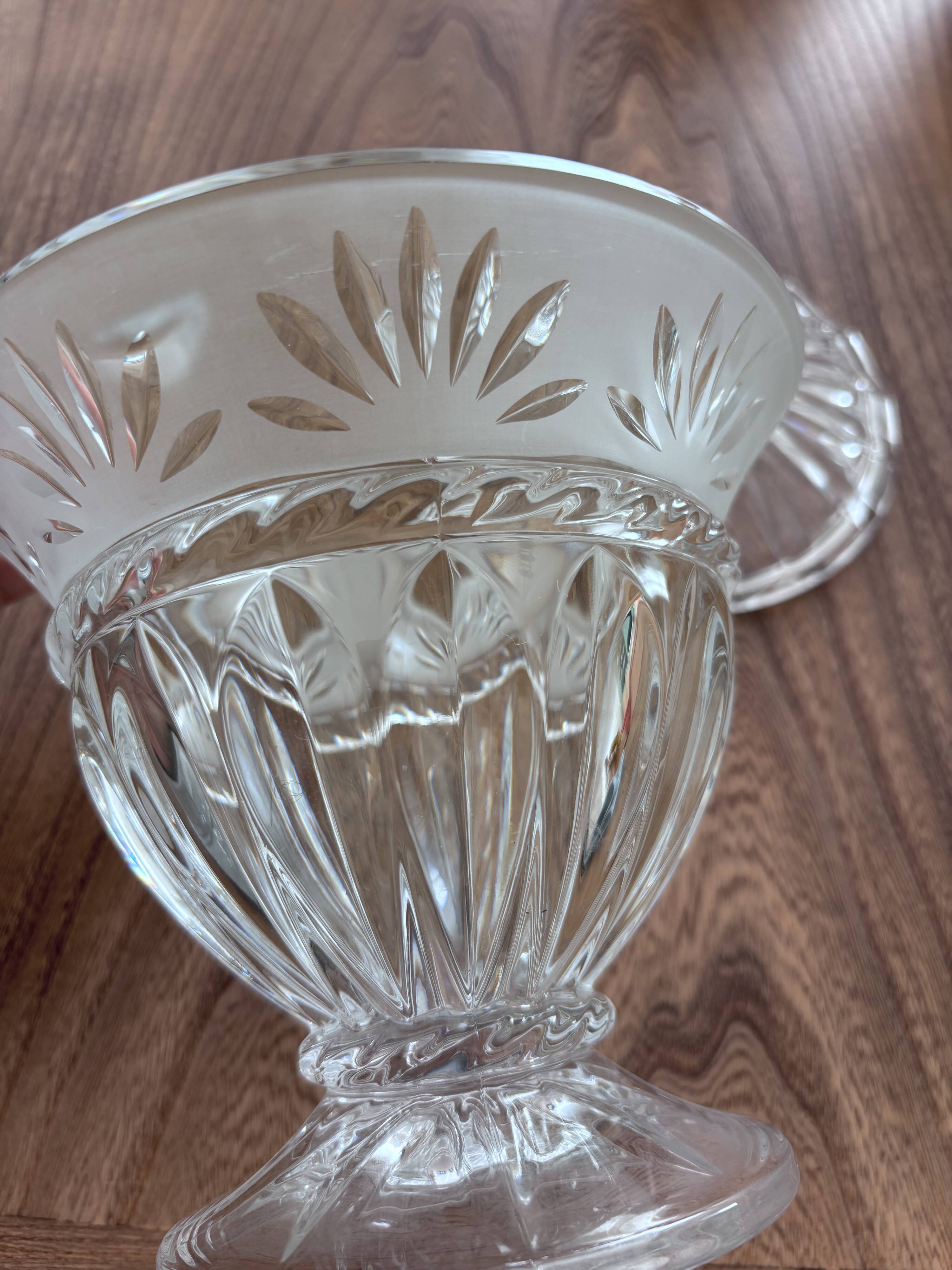 Cut crystal bonbonnière from Bohemia on a pedestal with a lid.