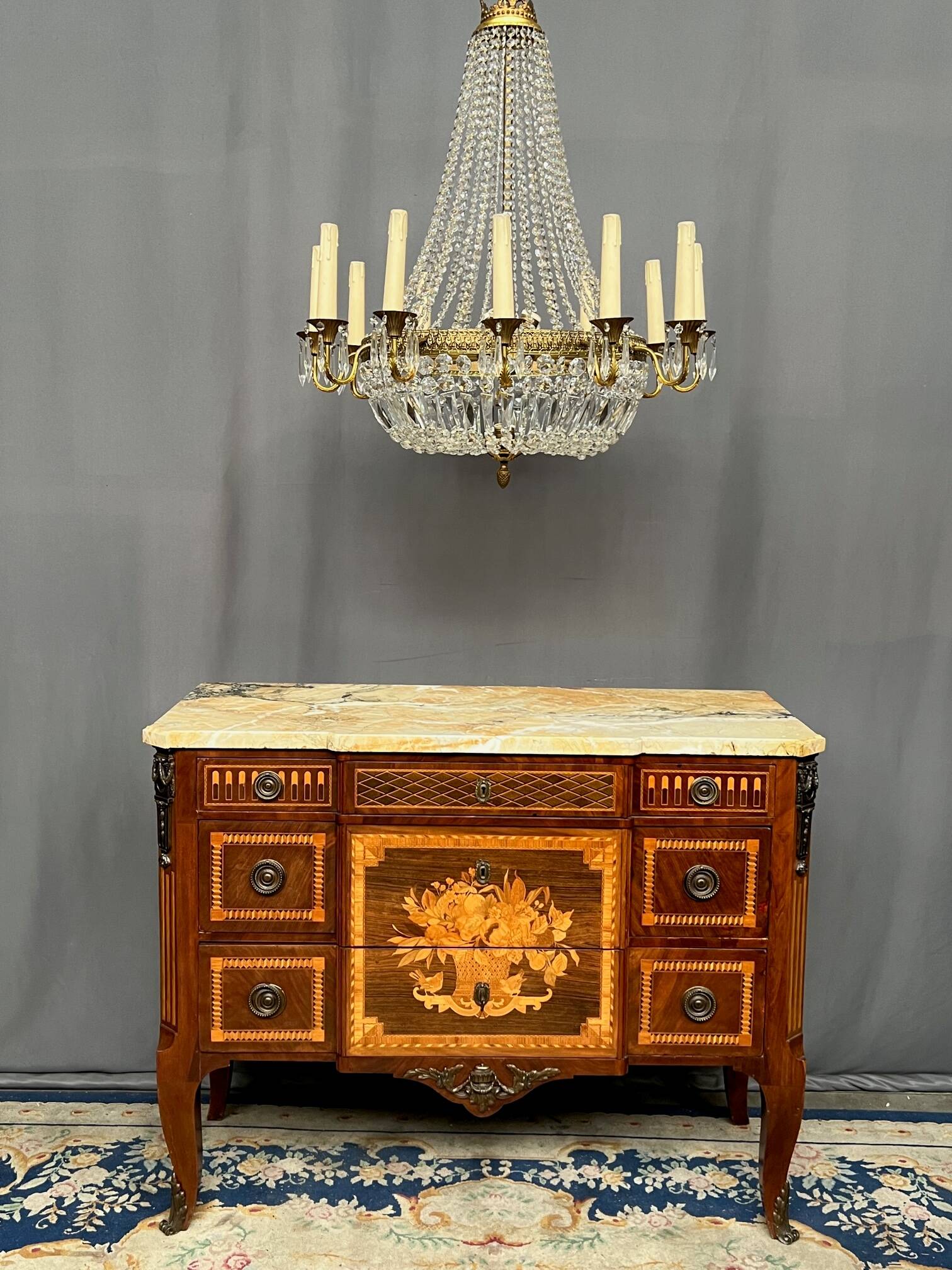 Large crystal chandelier. 17 light points.