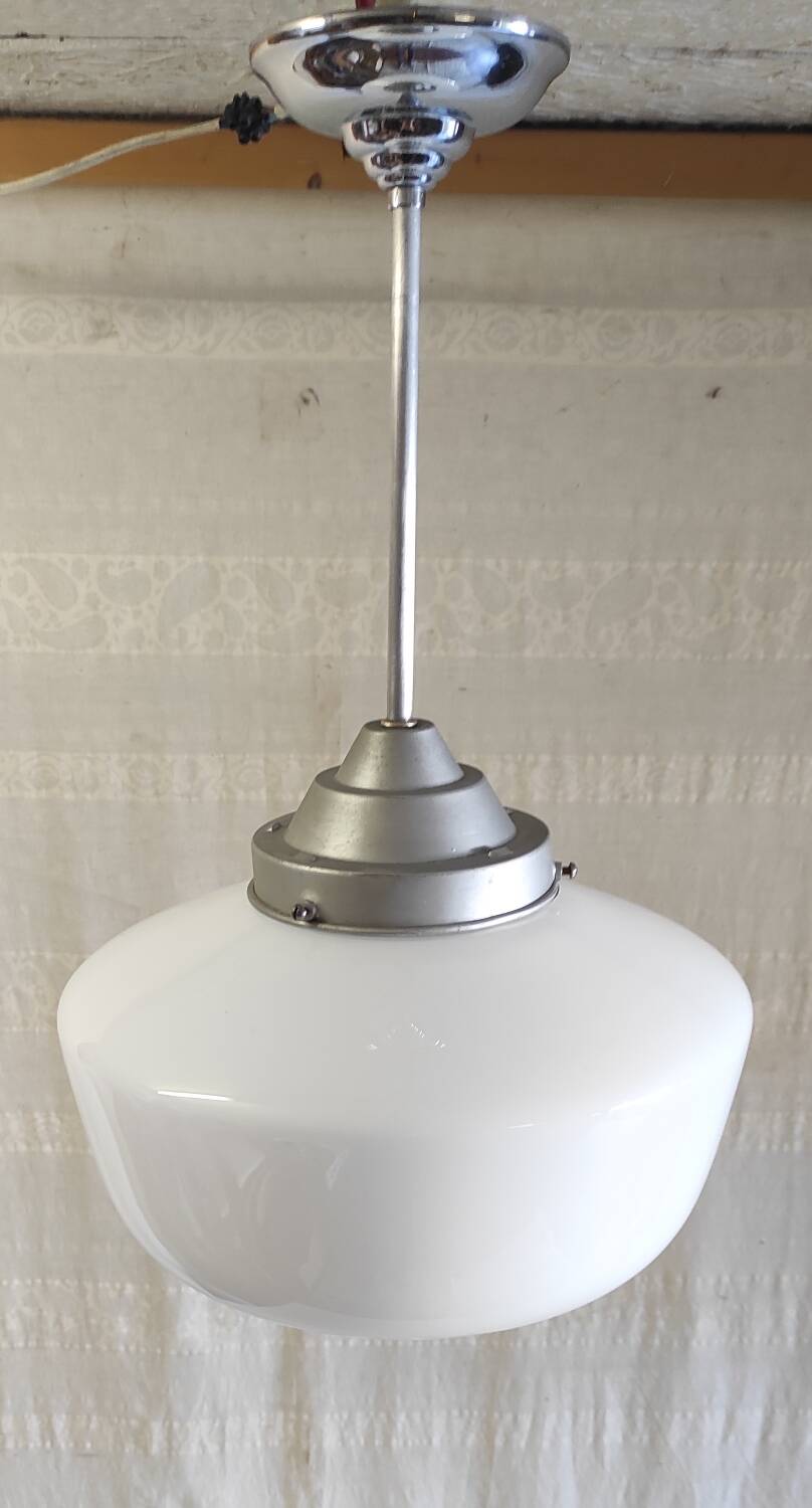 Suspension style Bauhaus globe opaline XL diam. 30cm - début XXeme