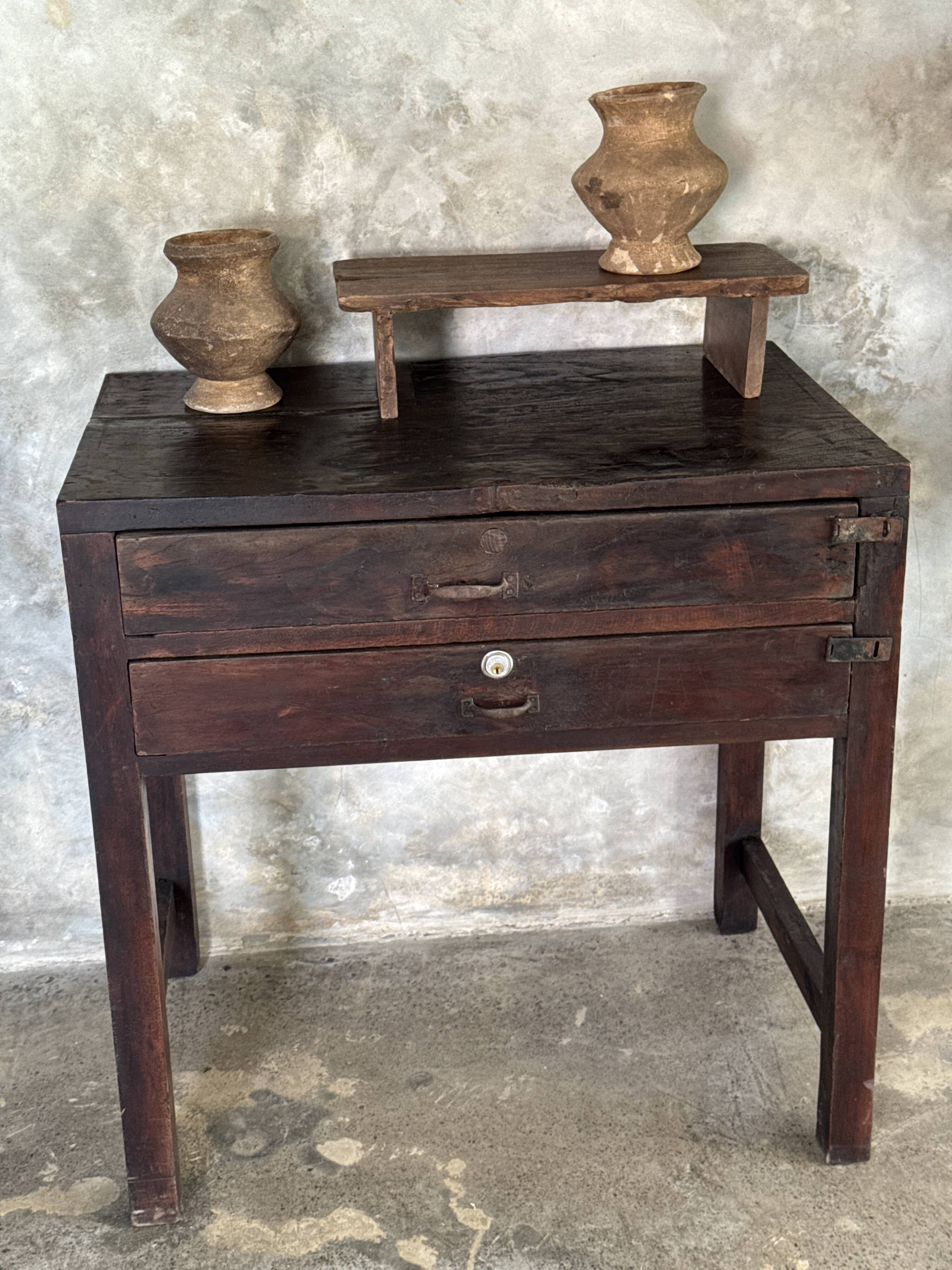 Meuble de métier ancien indonésien en teck à deux tiroirs H80,5 L79,5x51