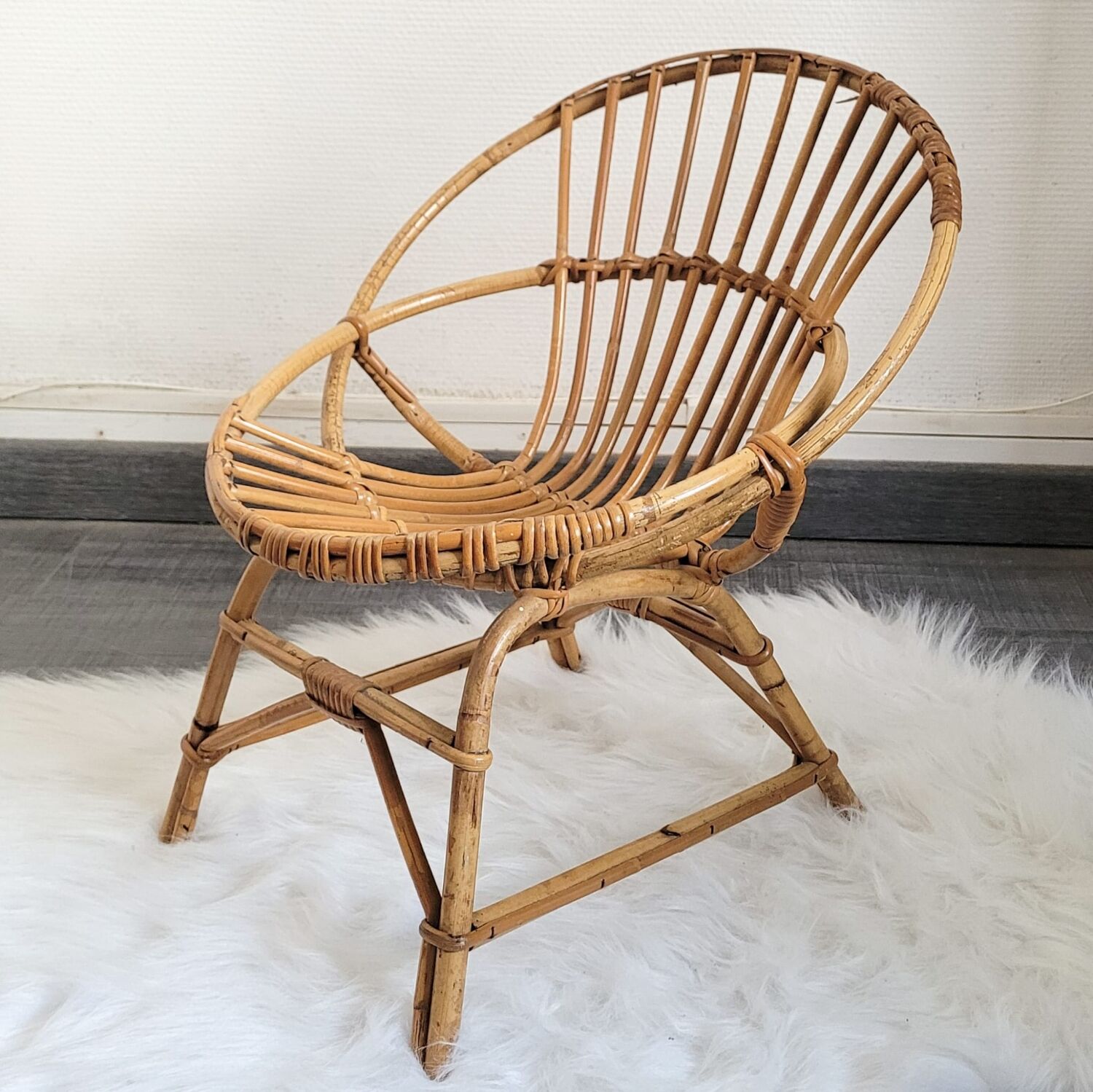 Fauteuil corbeille enfant en rotin vintage
