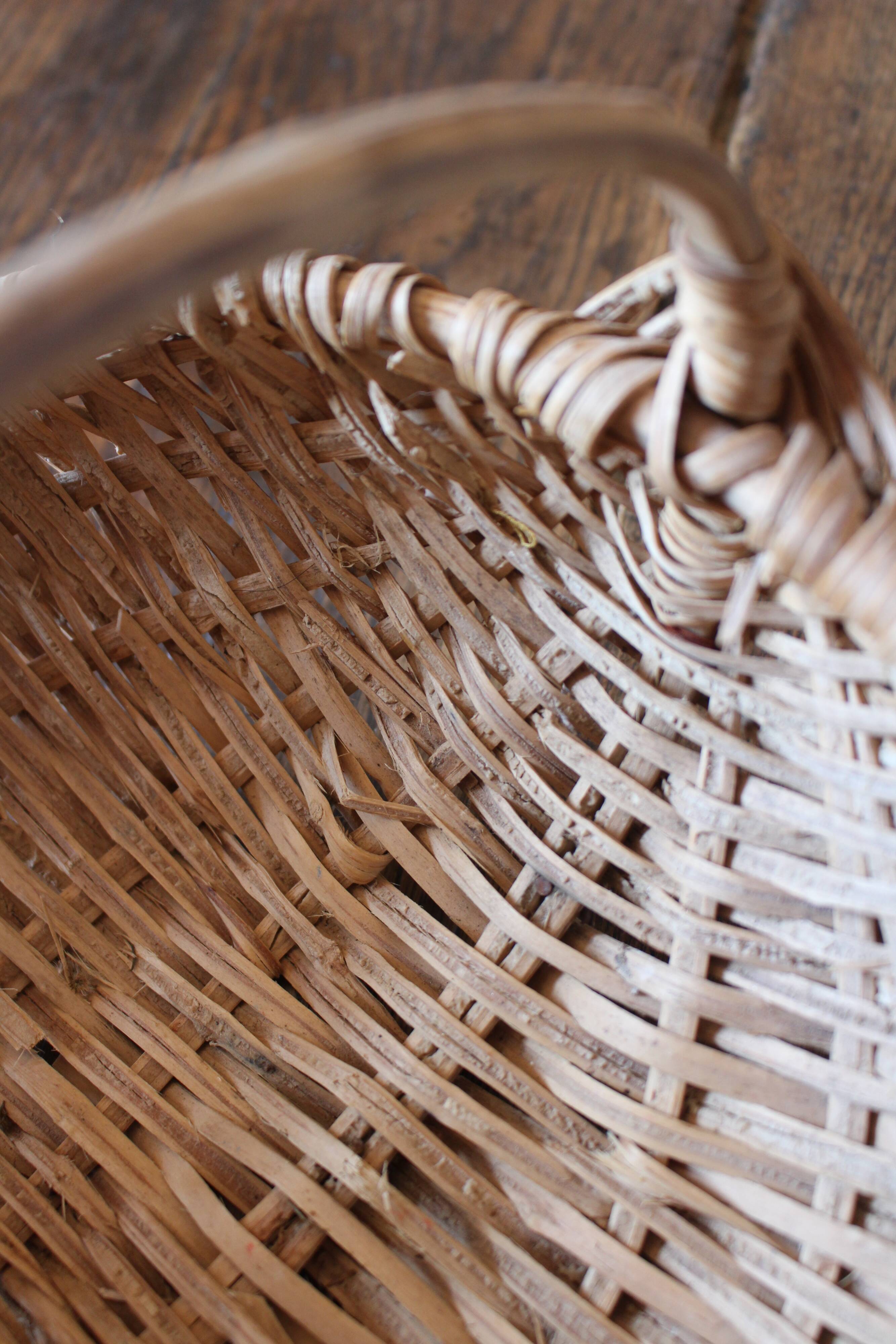 Light wicker oval basket with vintage round handle