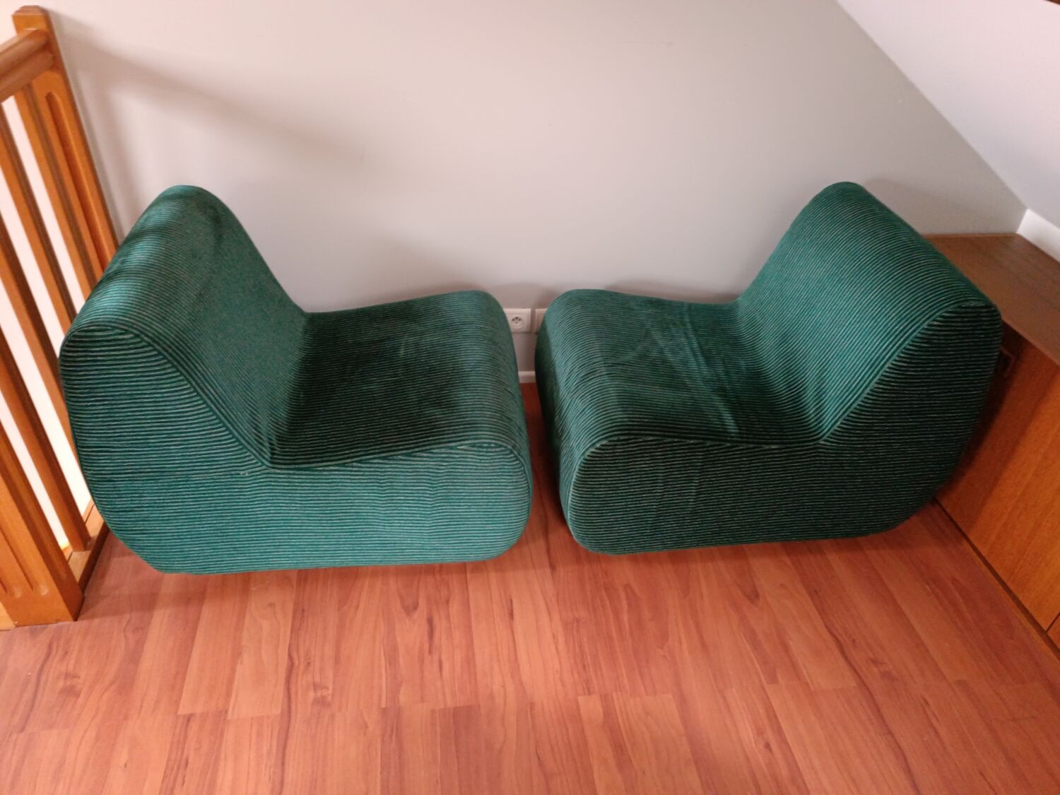 Paire de chauffeuses en velour circa 1970