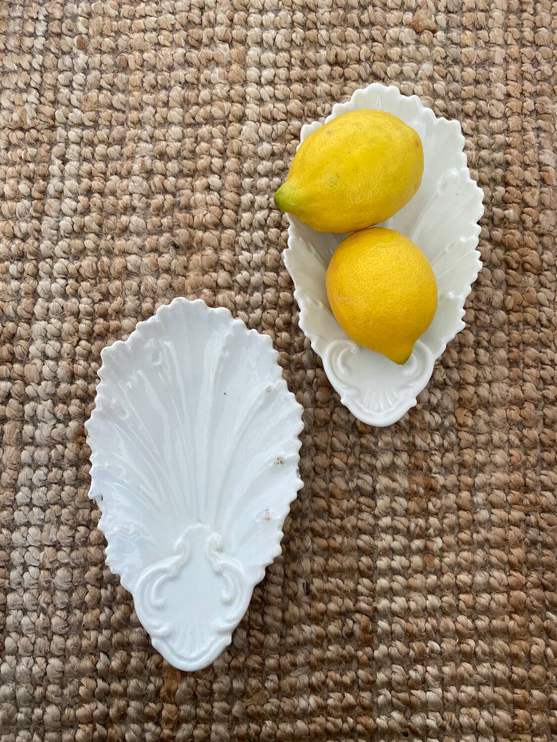 Ramekin, shell-shaped pocket emptier in white ceramic