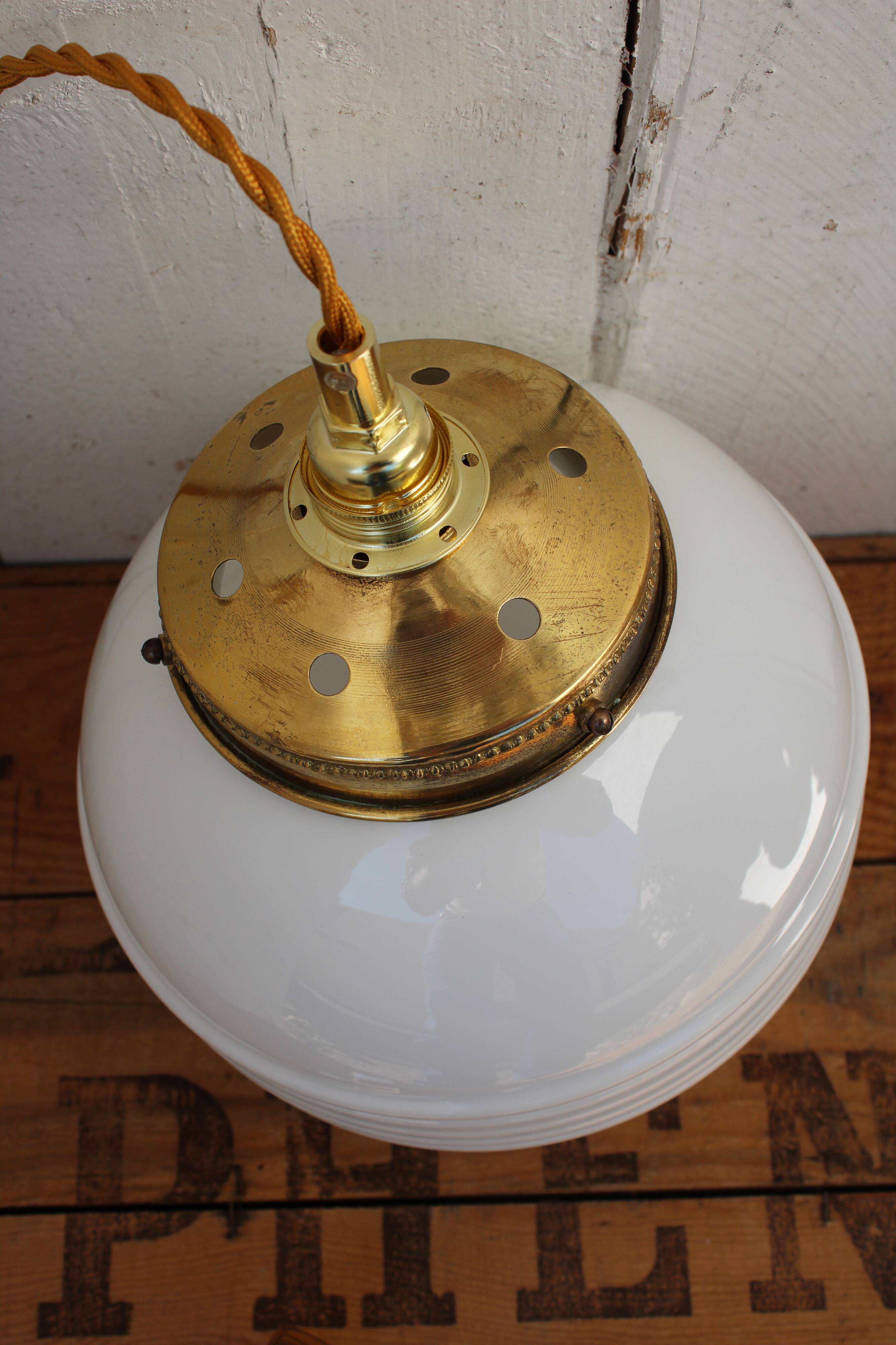 White and brass opaline globe suspension