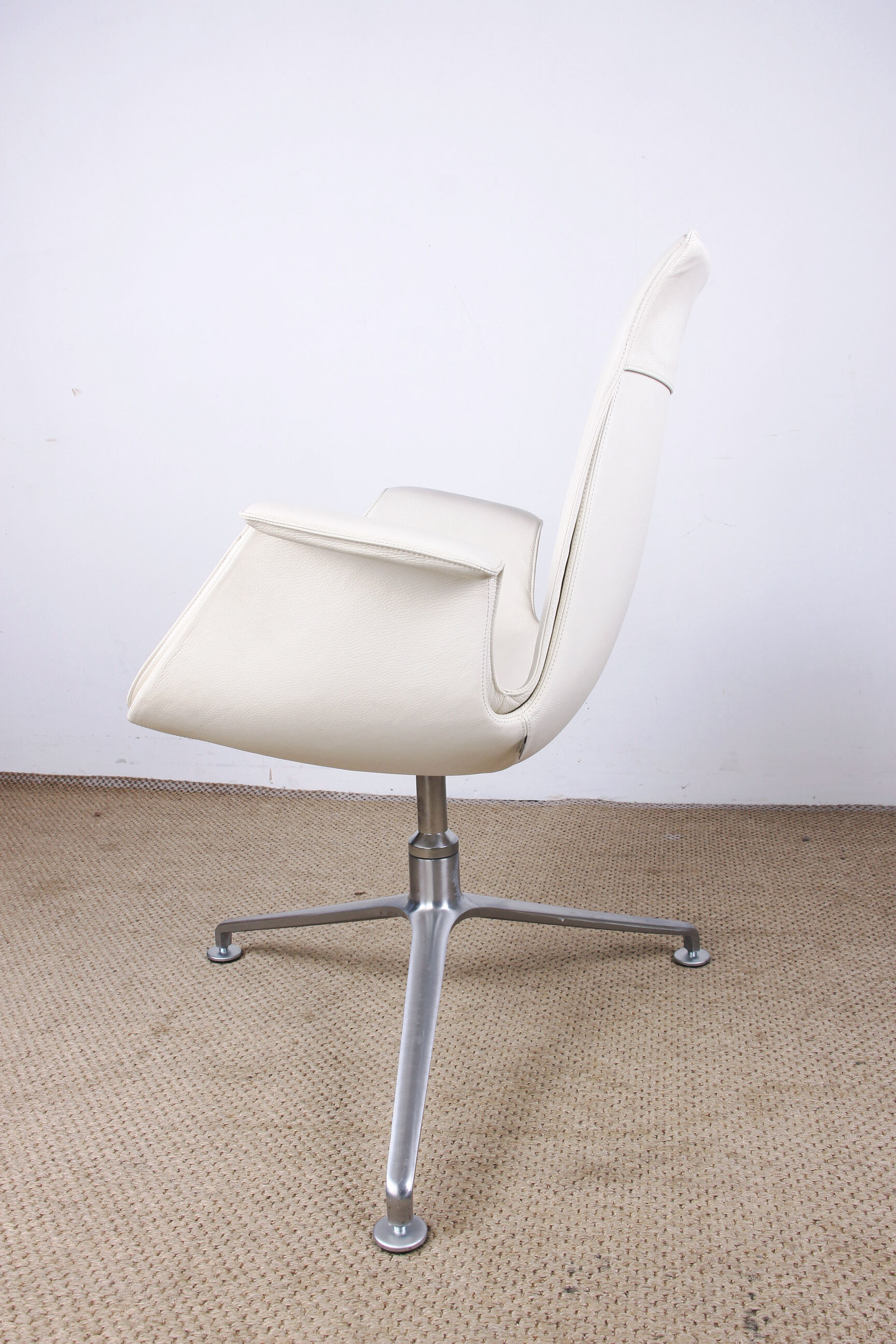 Danish armchair in White Leather and Steel, model FK 6725 or "Tulip chair" by Preben Fabricius.