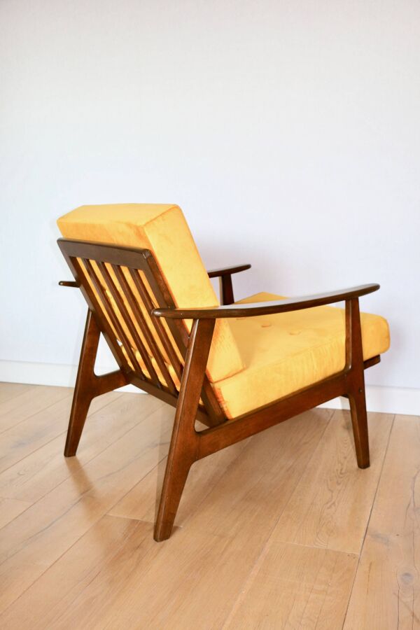 Fauteuil yougoslave restauré du milieu du siècle en jaune doré