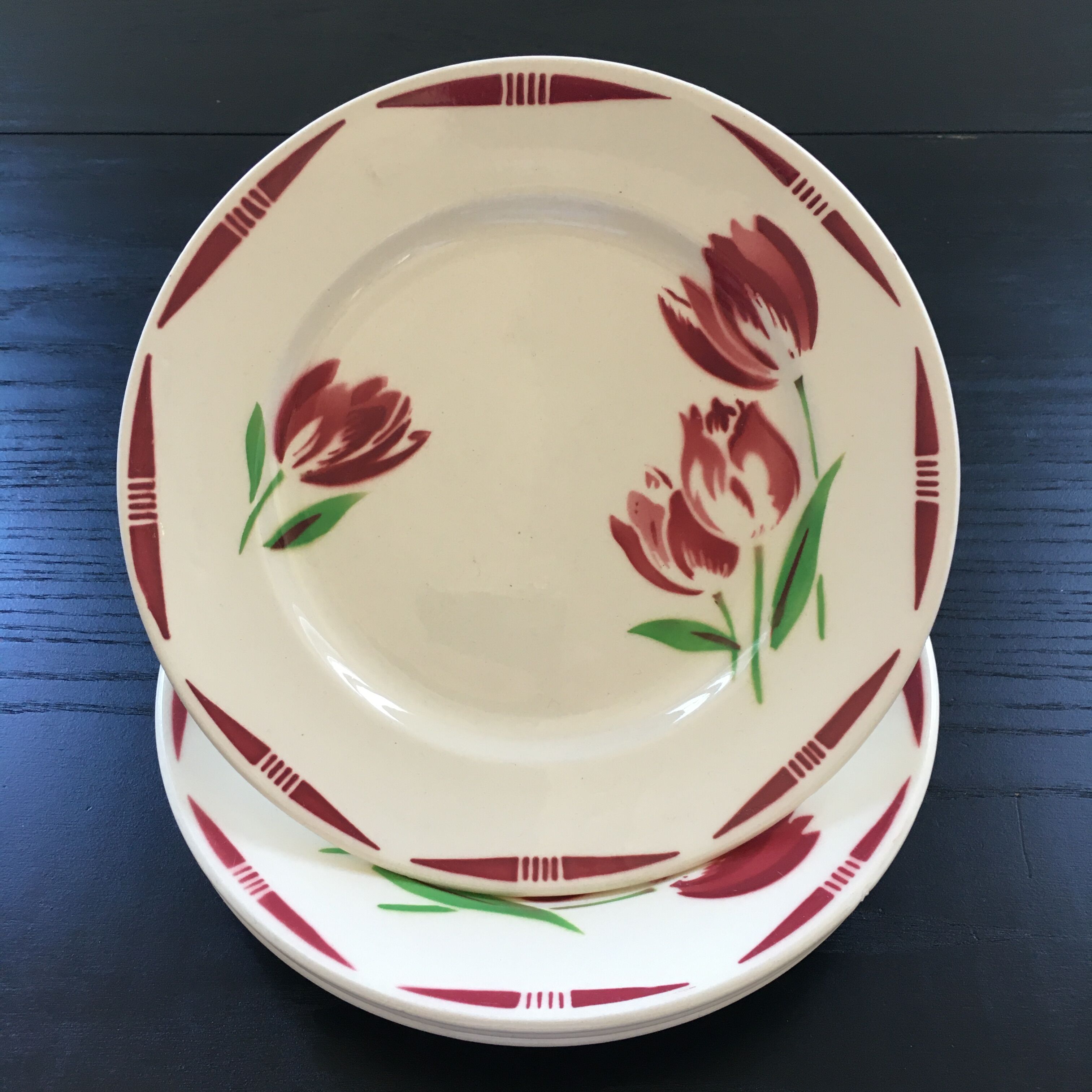 Set of 4 plates with tulip decoration.