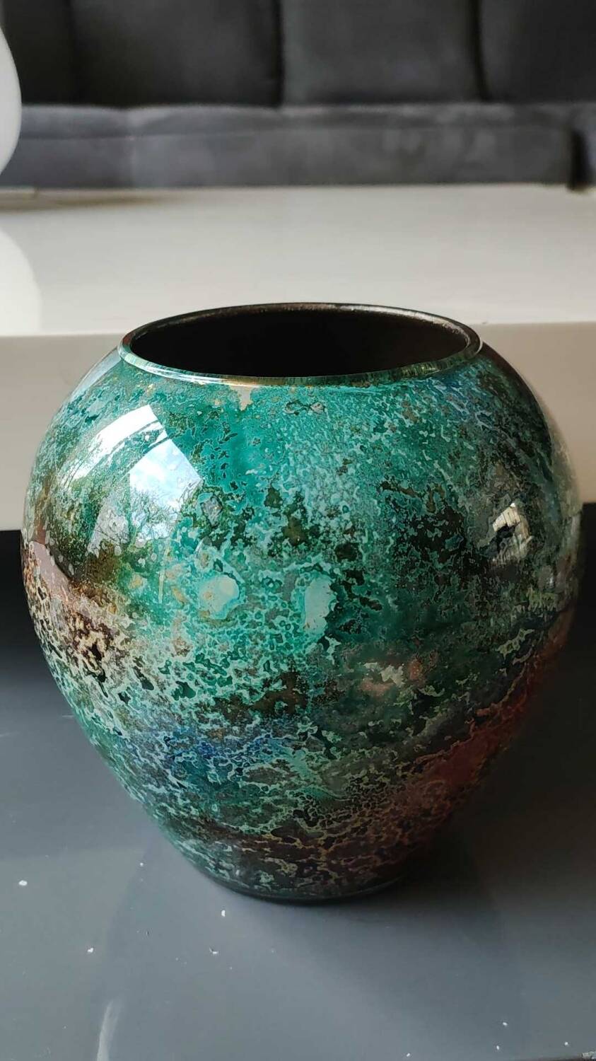 Large signed Line Lacquered Ball Vase. Made of églomisé glass. Dimensions: 18 x 16 cm