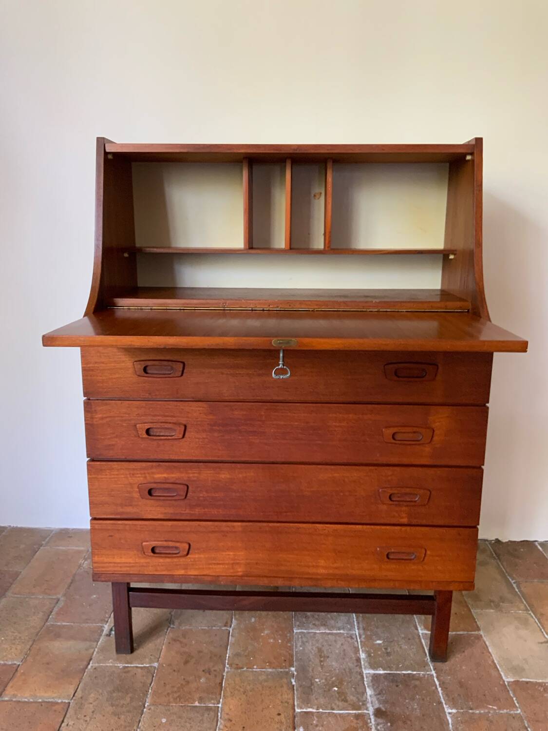 Scandinavian secretary