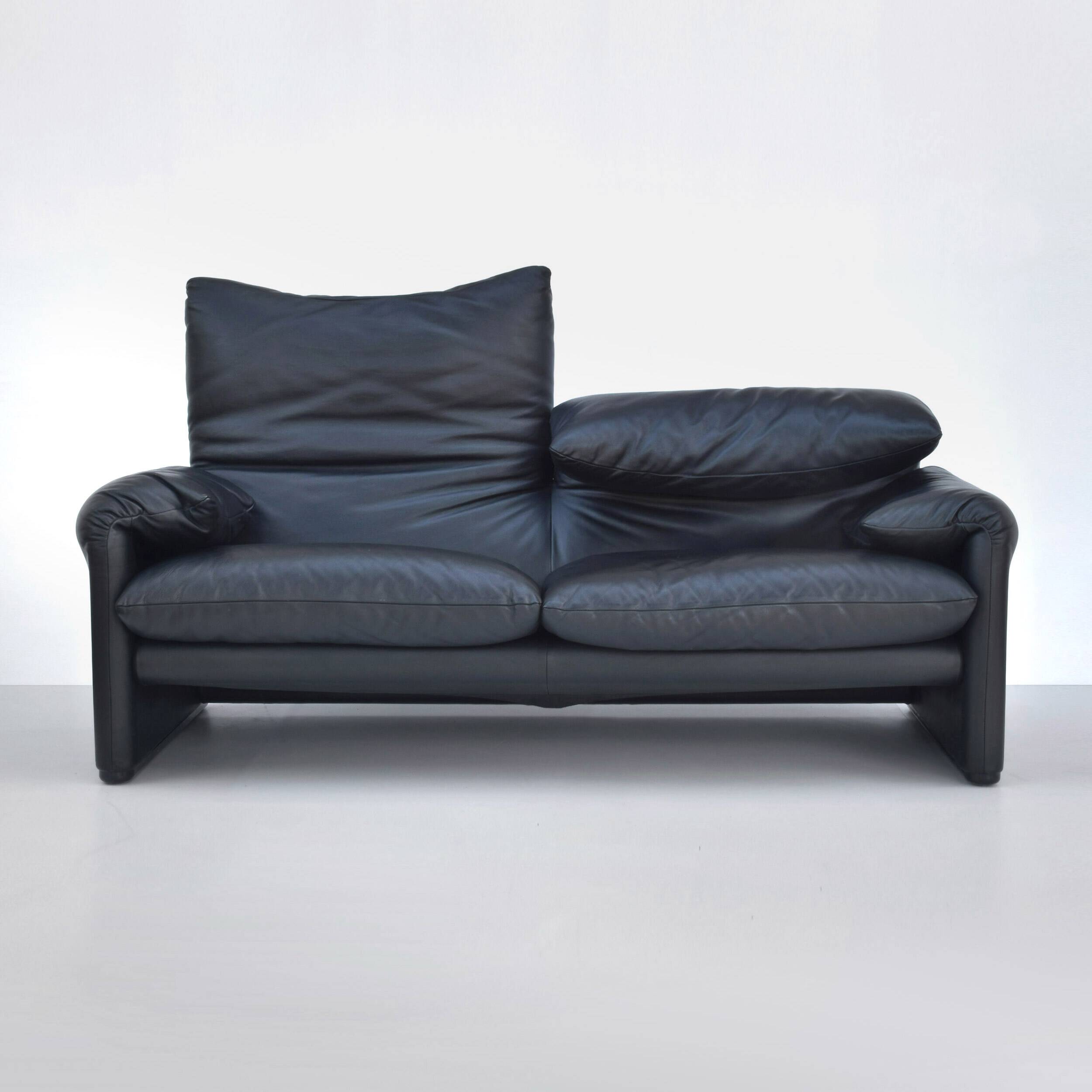 MARALUNGA sofa black leather. Vico Magistretti for Cassina
