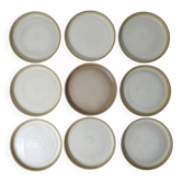 9 assiettes plates en grès vintage