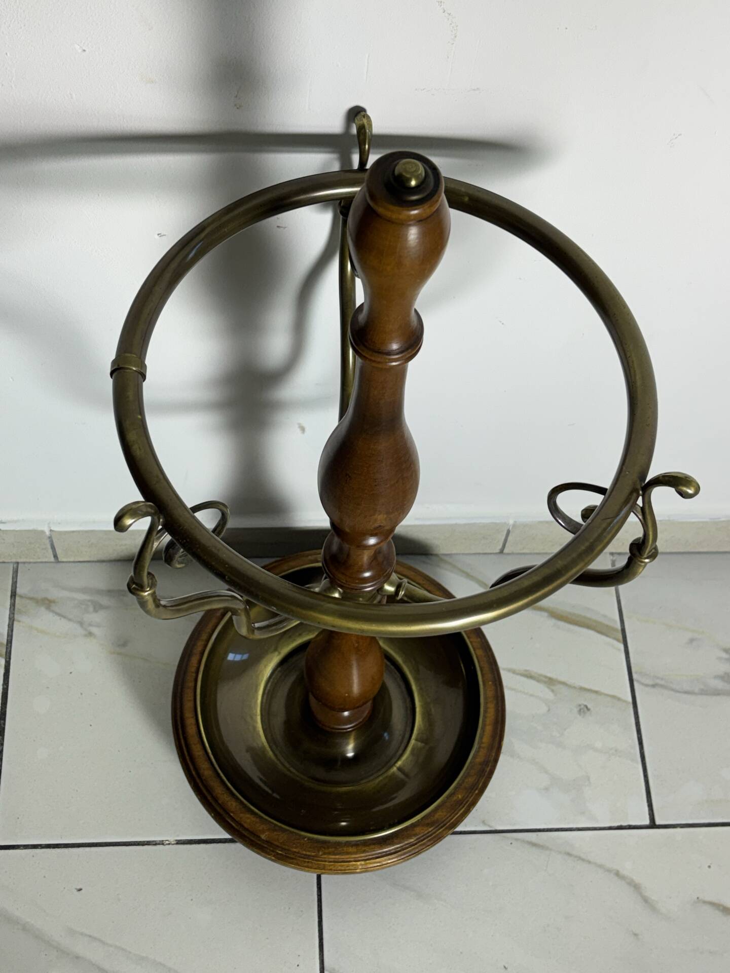 Umbrella stand and English-style wooden and brass canes, 20th century.