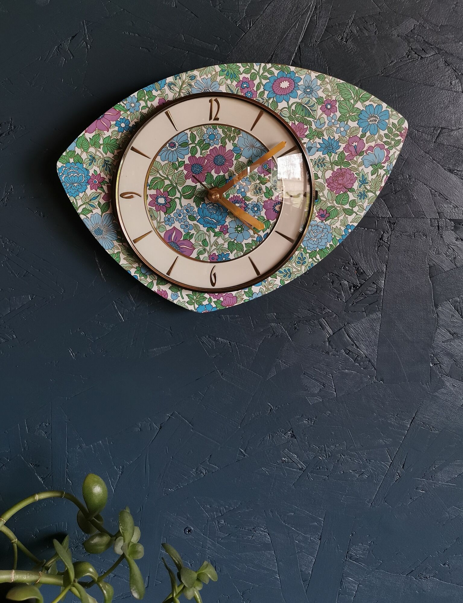 Vintage formica clock asymmetrical silent wall clock "Fleurie bleu violet"