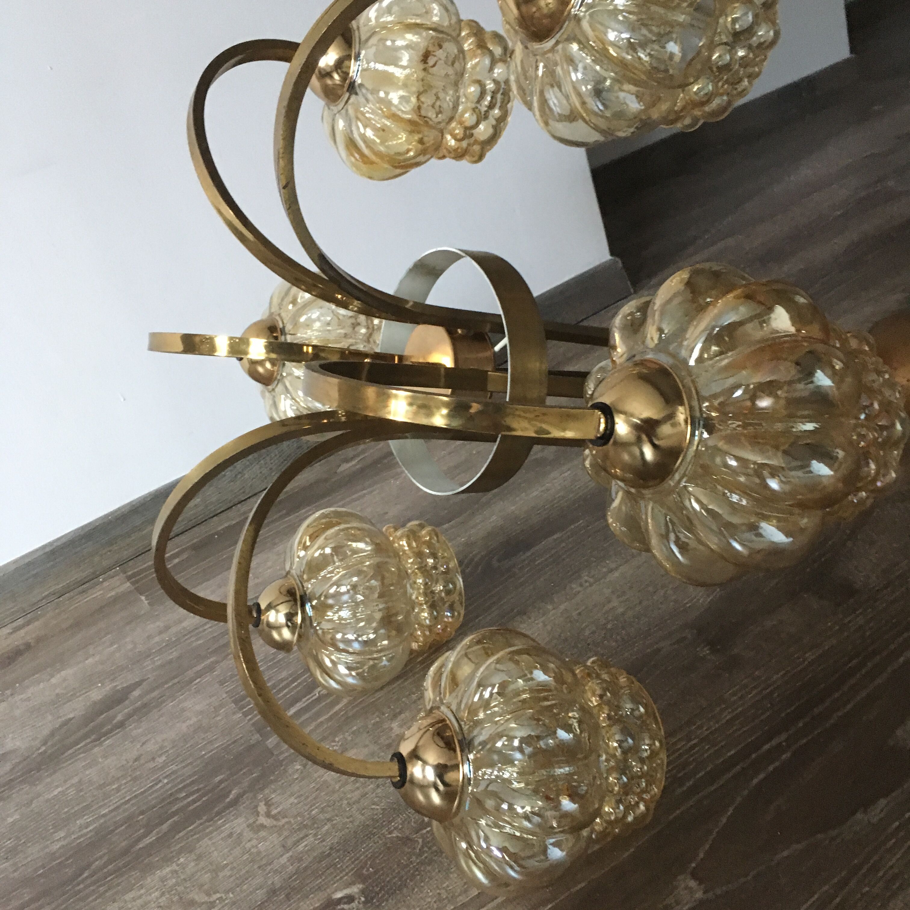 Brass-style chandelier and puffed glass 60/70