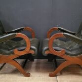 Lot paire de fauteuils Chesterfield Anglais en cuir et bois massif