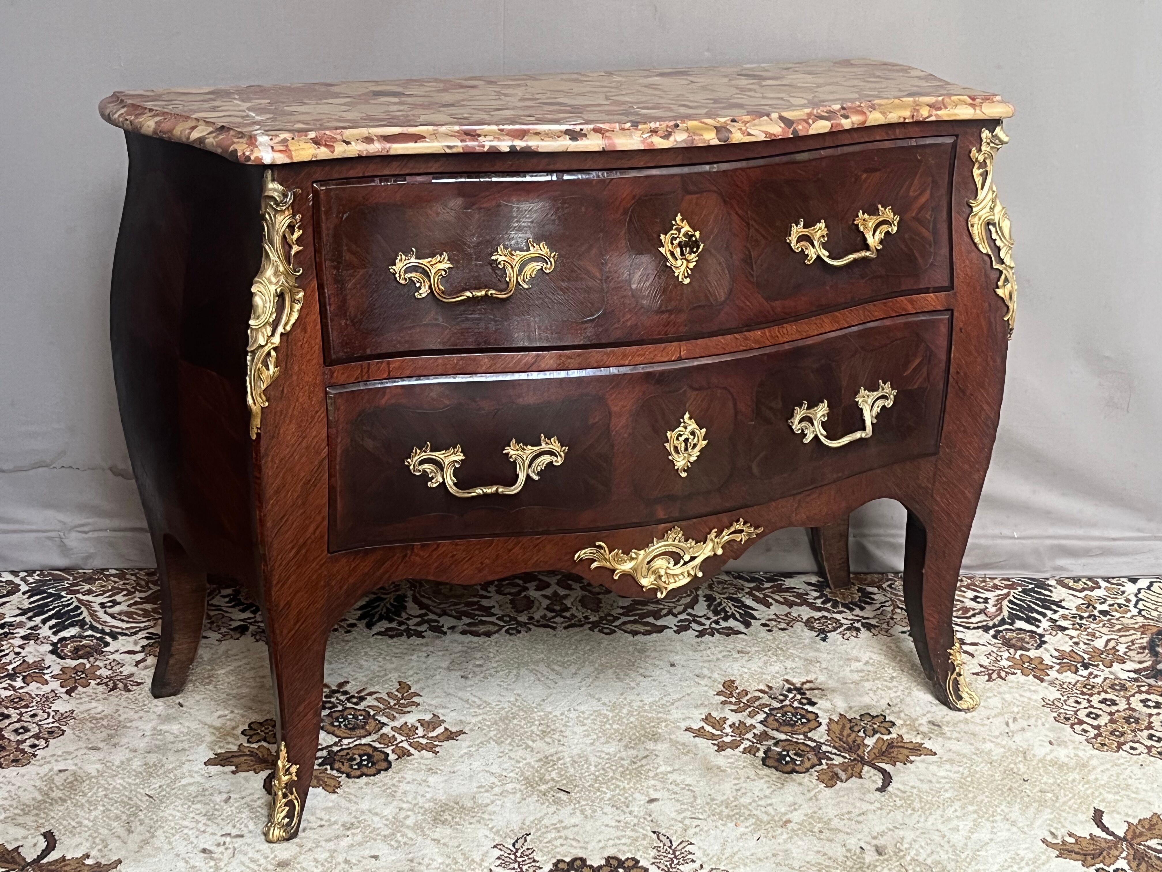 Curved rosewood chest of drawers from the Napoleon III period